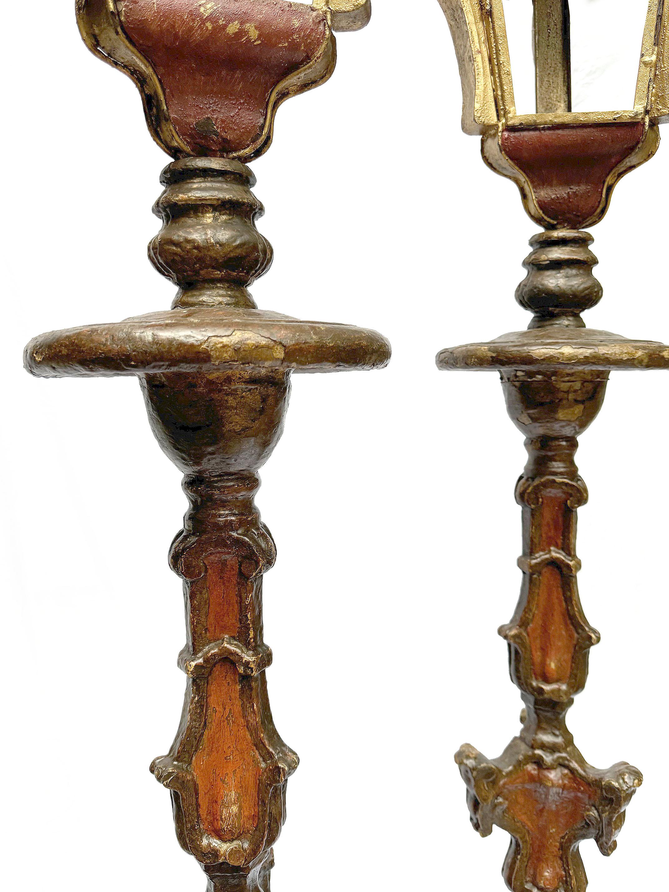 Legno Una magnifica coppia di portacandele TORCHÈRES in stile Spanish Colonial Revival anni '40 in vendita