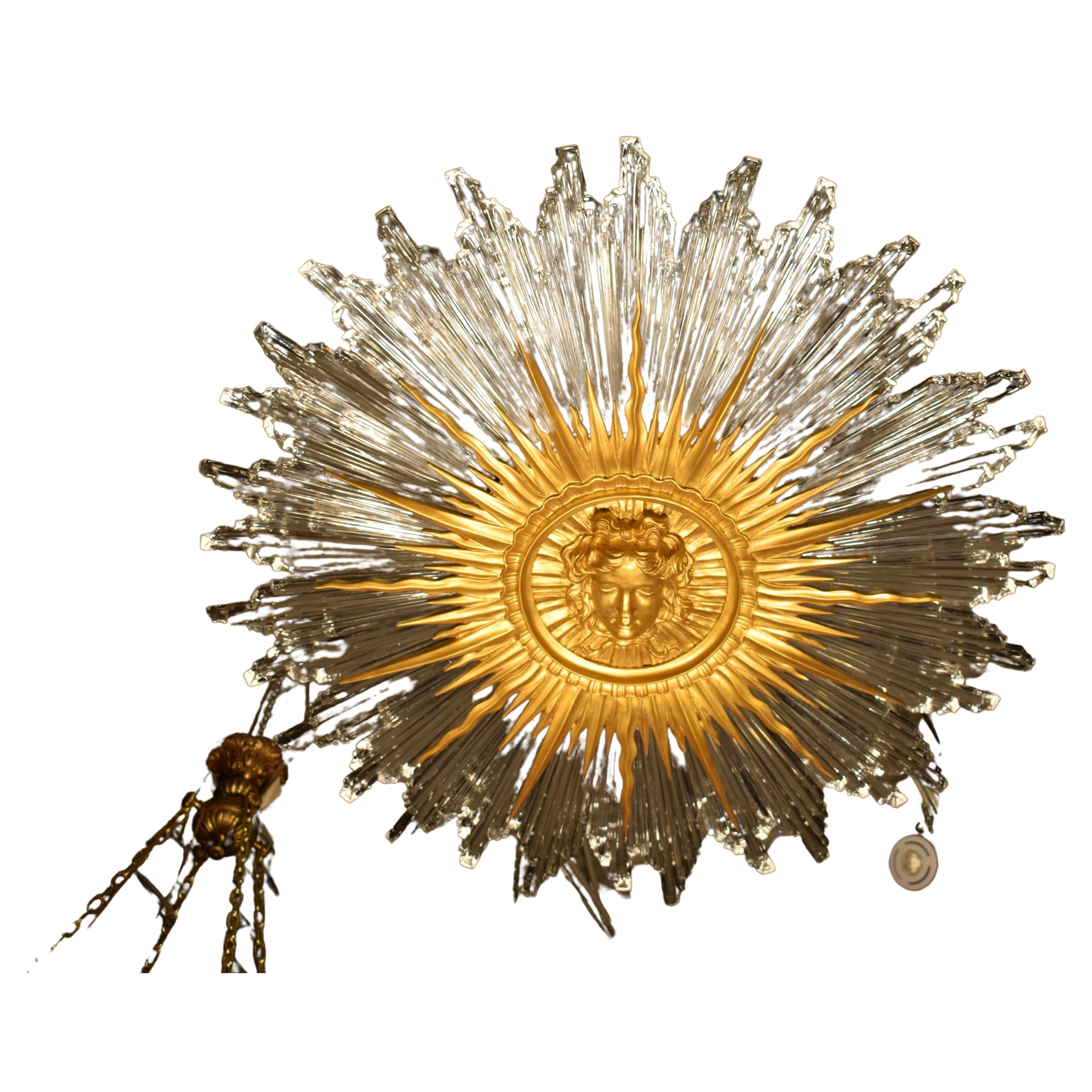 Apollo-Anhänger, Ein prächtiger Anhänger, der den Kopf von Apollo, dem Sonnengott, darstellt, umgeben von 32 Kristallstrahlen. 8 Lichter.
Louis XV Stil. Europa, Modern. 
Abmessungen: Höhe 10