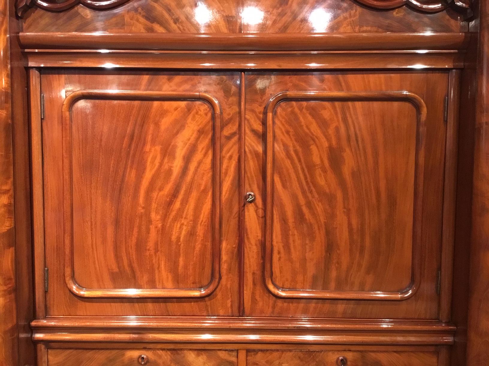 A magnificent quality mahogany Victorian Period 
