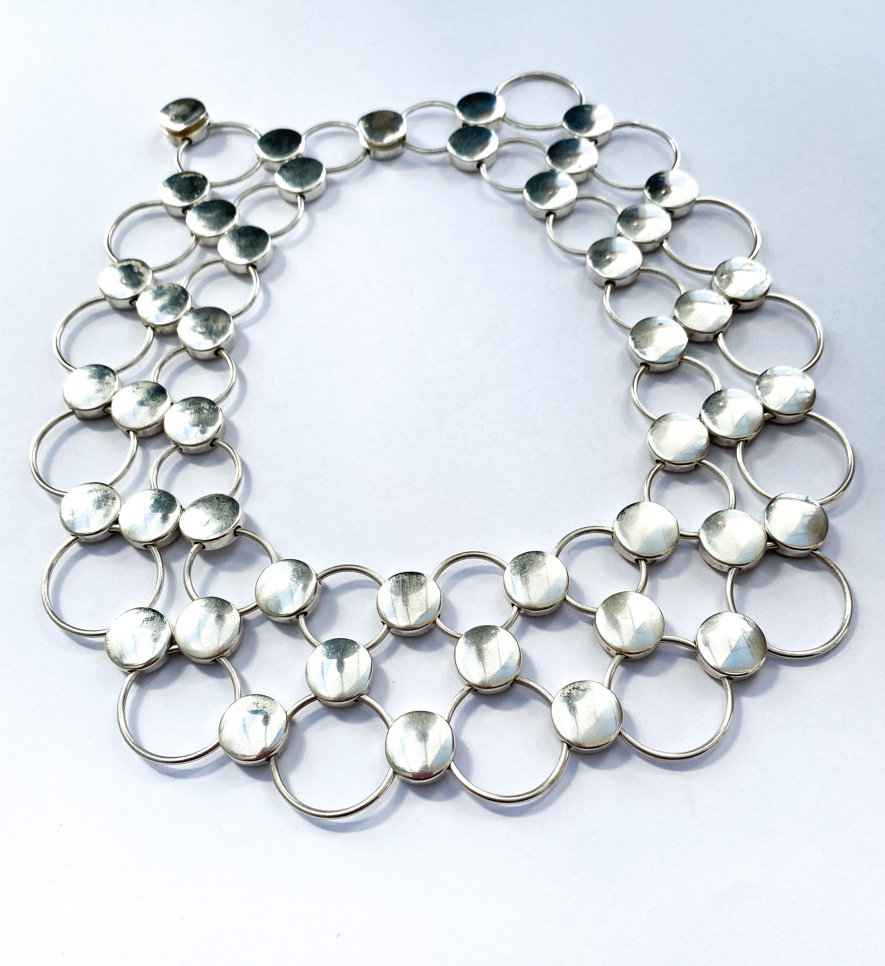 Una splendida collana molto chic disegnata da Regitze Overgaard for Georg Jensen, fresca ed elegante, degli anni '90. La collana può anche diventare un girocollo basso, grazie alla chiusura di un secondo fermaglio, come mostrato nelle fotografie.