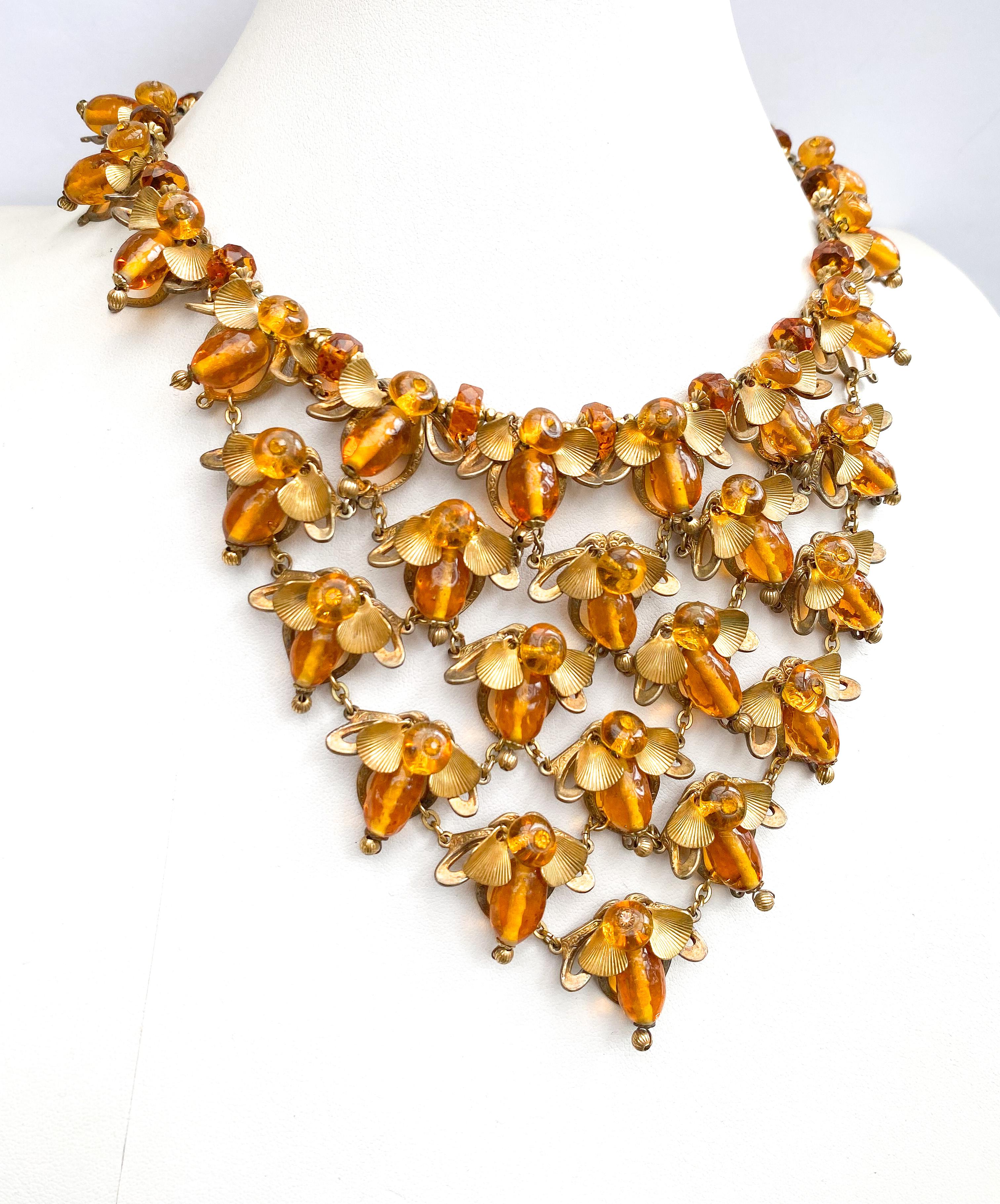 Magnifique collier de perles en verre topaze, avec motif 'abeille', Miriam Haskell, vers 1965 en vente 6