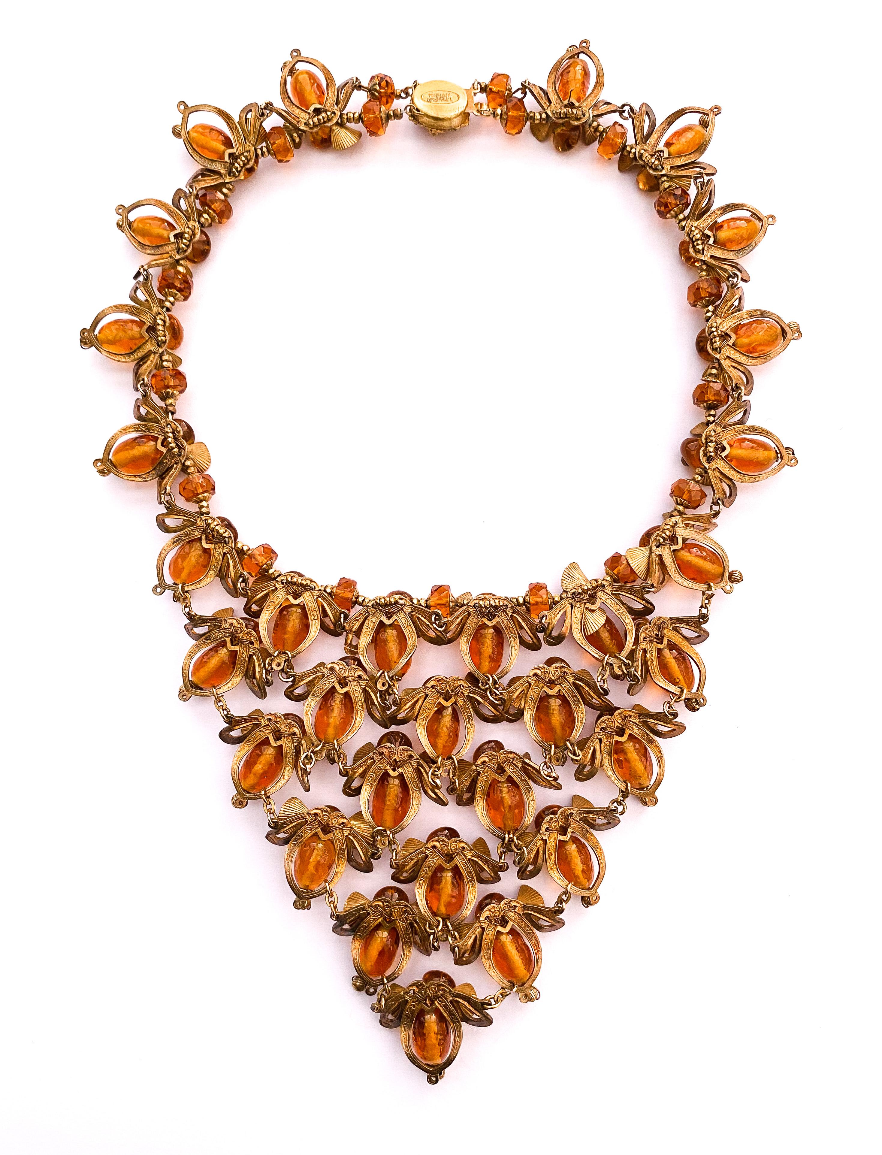 Magnifique collier de perles en verre topaze, avec motif 'abeille', Miriam Haskell, vers 1965 en vente 8
