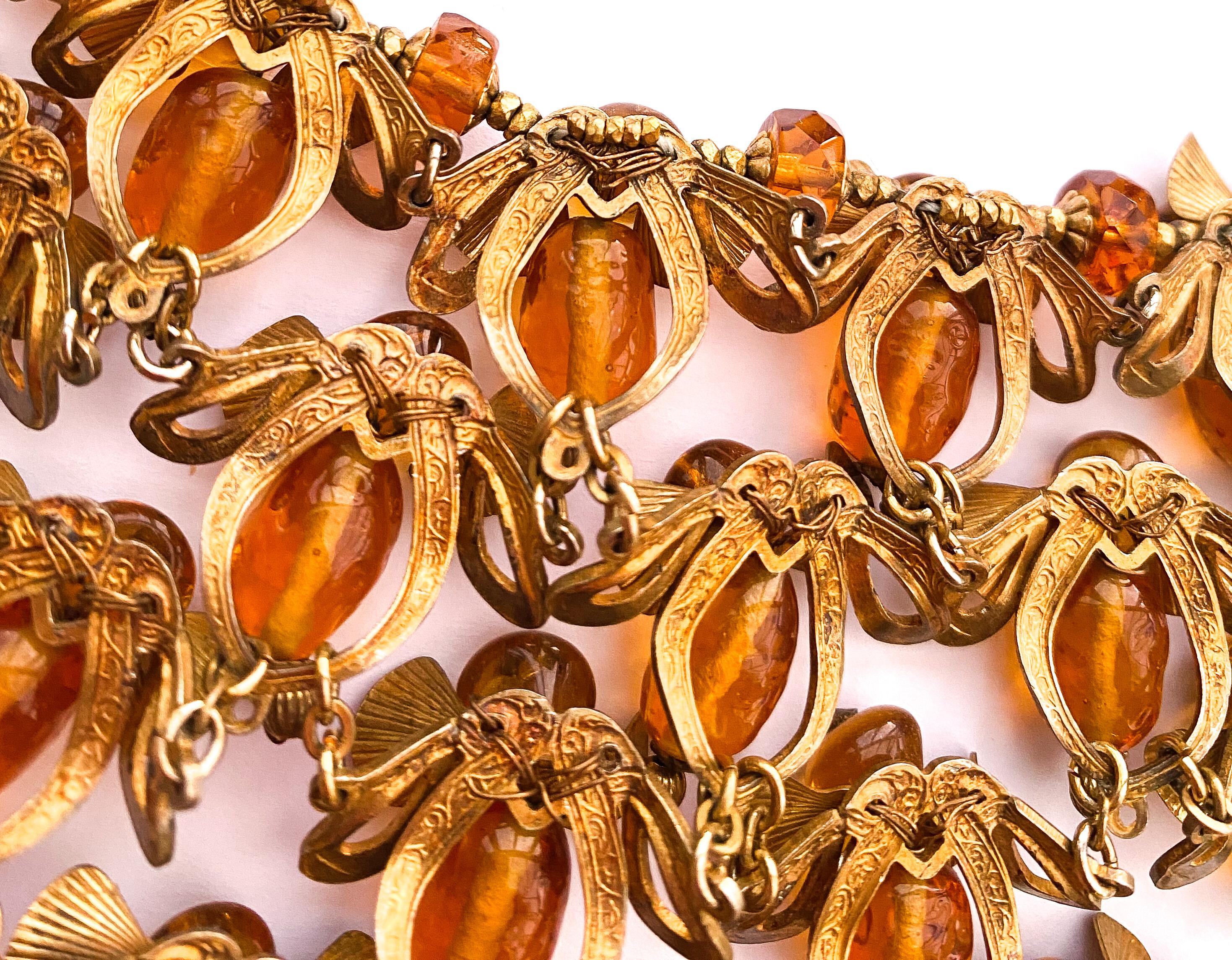 Magnifique collier de perles en verre topaze, avec motif 'abeille', Miriam Haskell, vers 1965 en vente 11