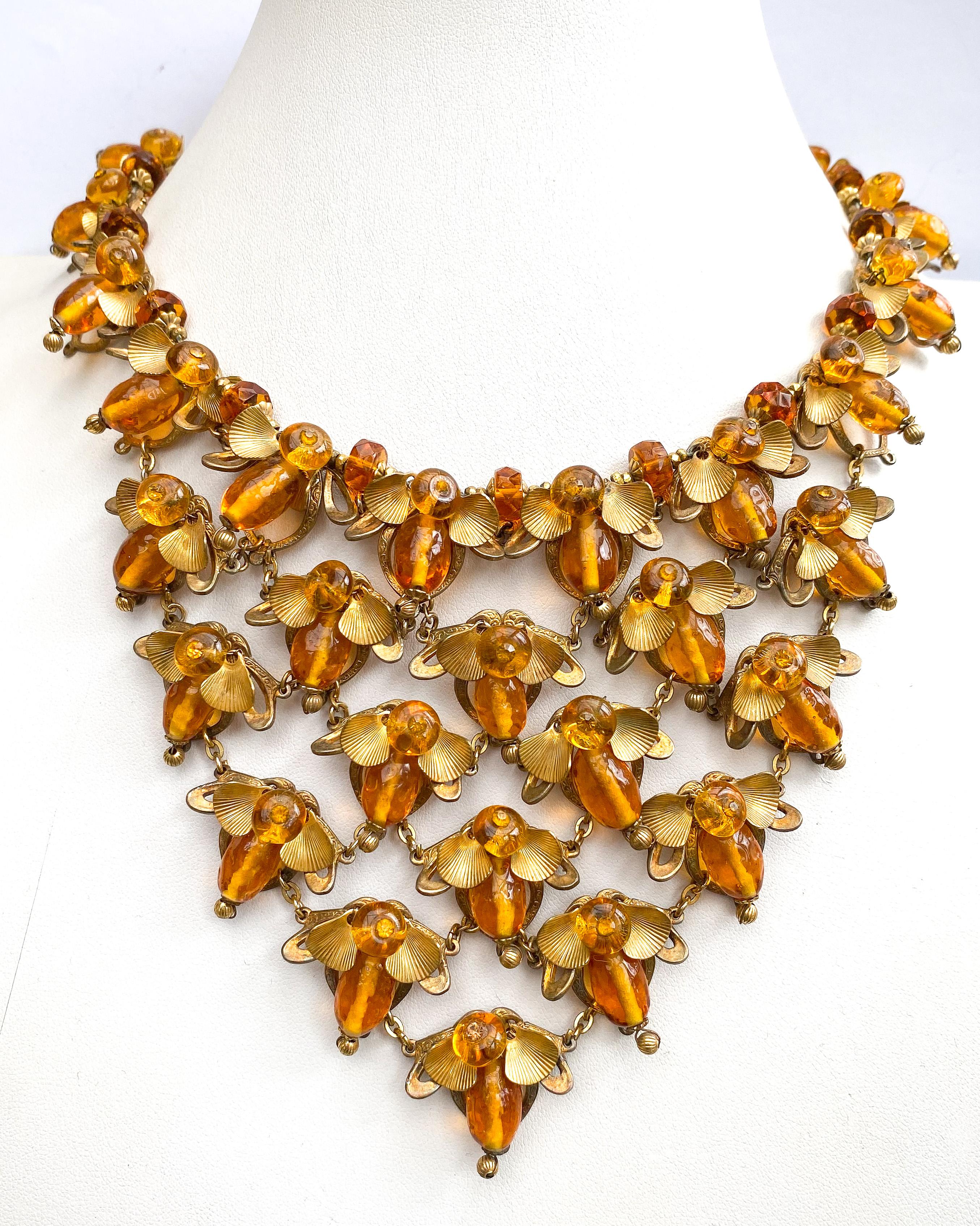 Magnifique collier de perles en verre topaze, avec motif 'abeille', Miriam Haskell, vers 1965 en vente 2
