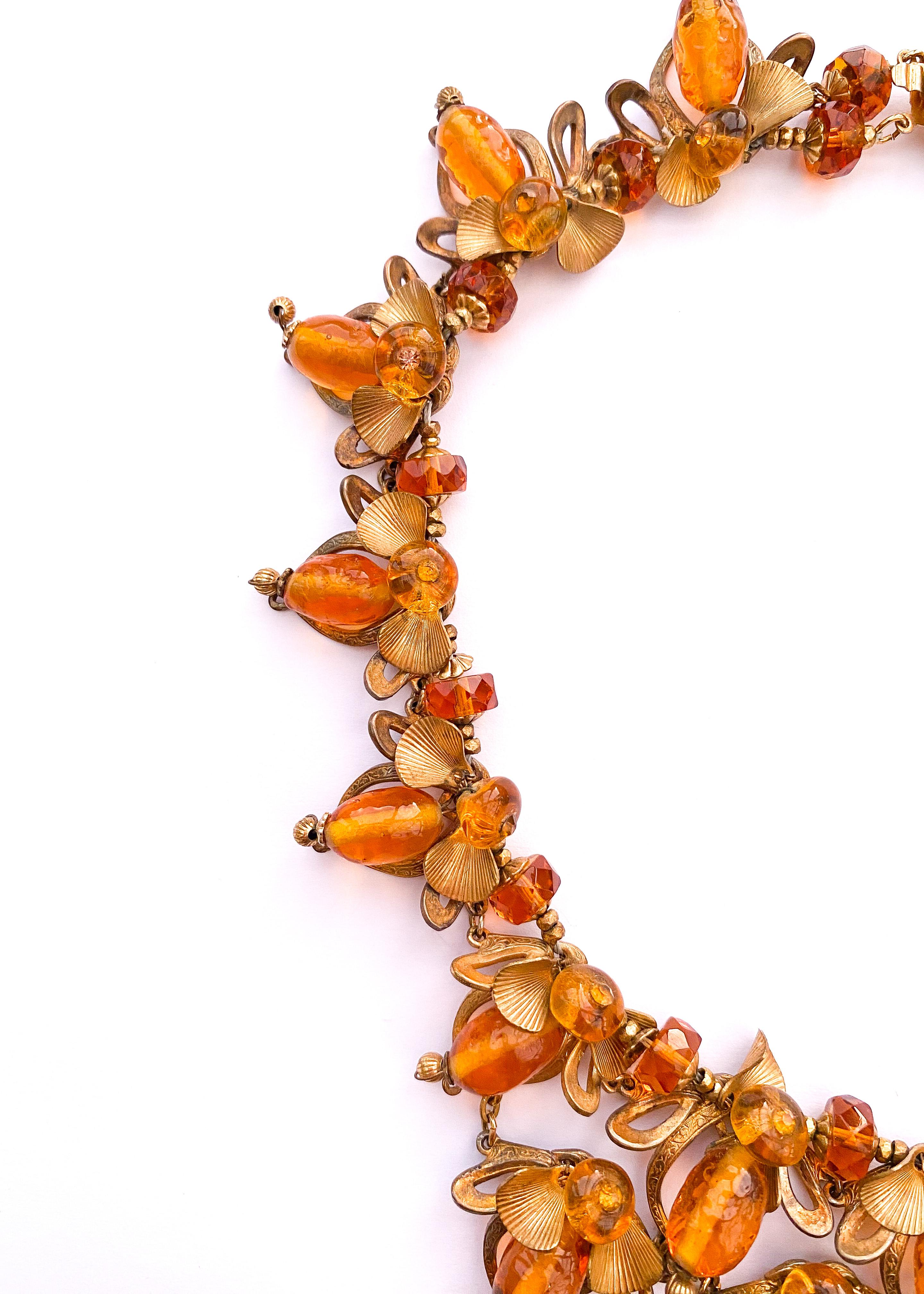 Magnifique collier de perles en verre topaze, avec motif 'abeille', Miriam Haskell, vers 1965 en vente 3