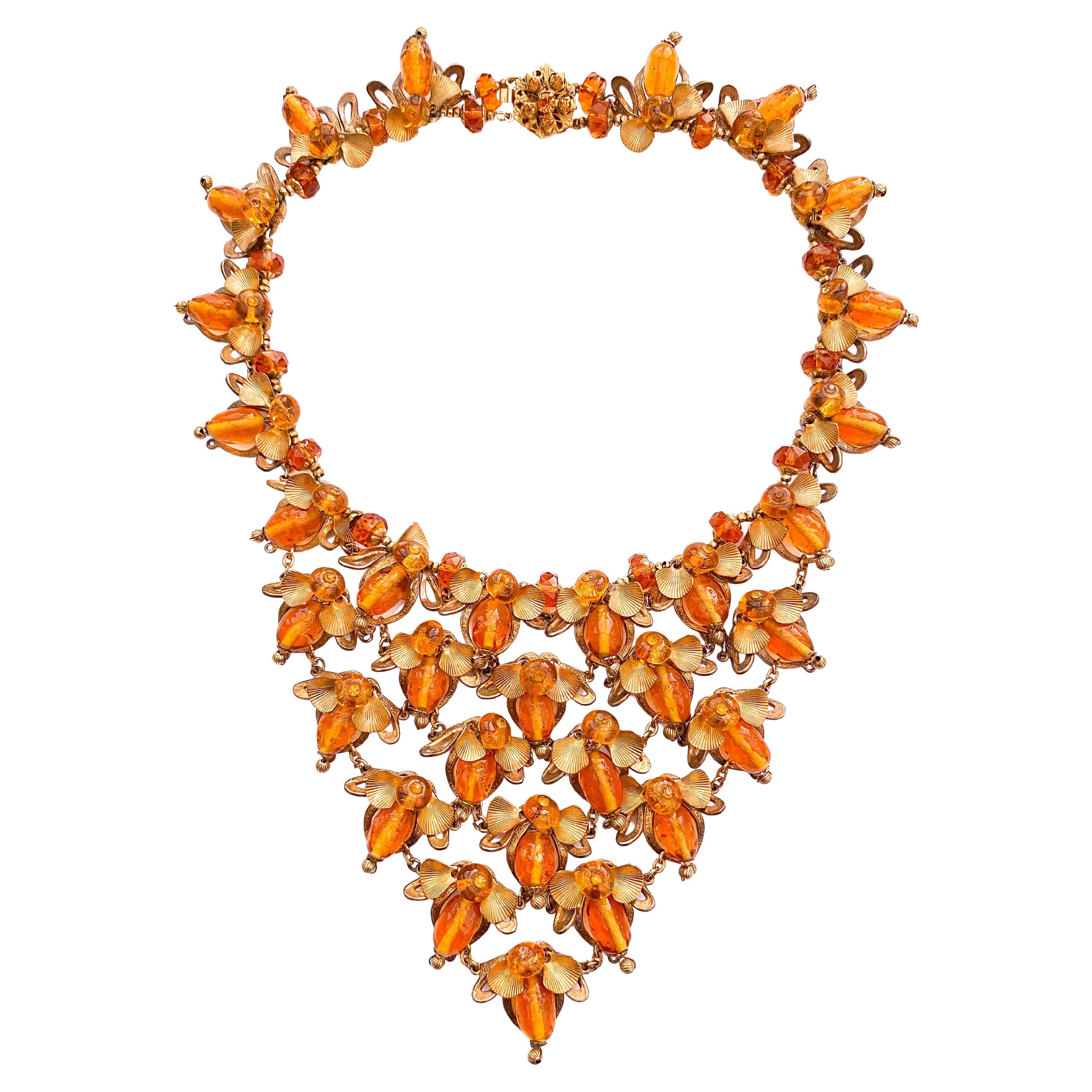 Magnifique collier de perles en verre topaze, avec motif 'abeille', Miriam Haskell, vers 1965 en vente