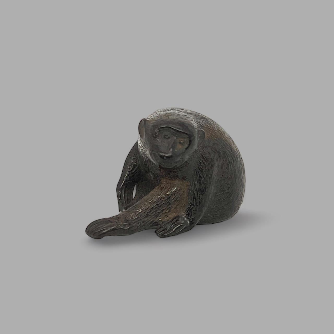 A MAGNIFICENT WOODEN NETSUKE OF A MONKEY. Edo period. For Sale 5
