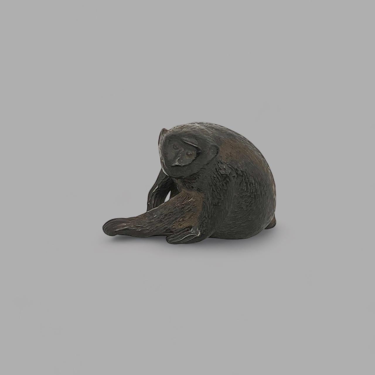 Japanese A MAGNIFICENT WOODEN NETSUKE OF A MONKEY. Edo period. For Sale