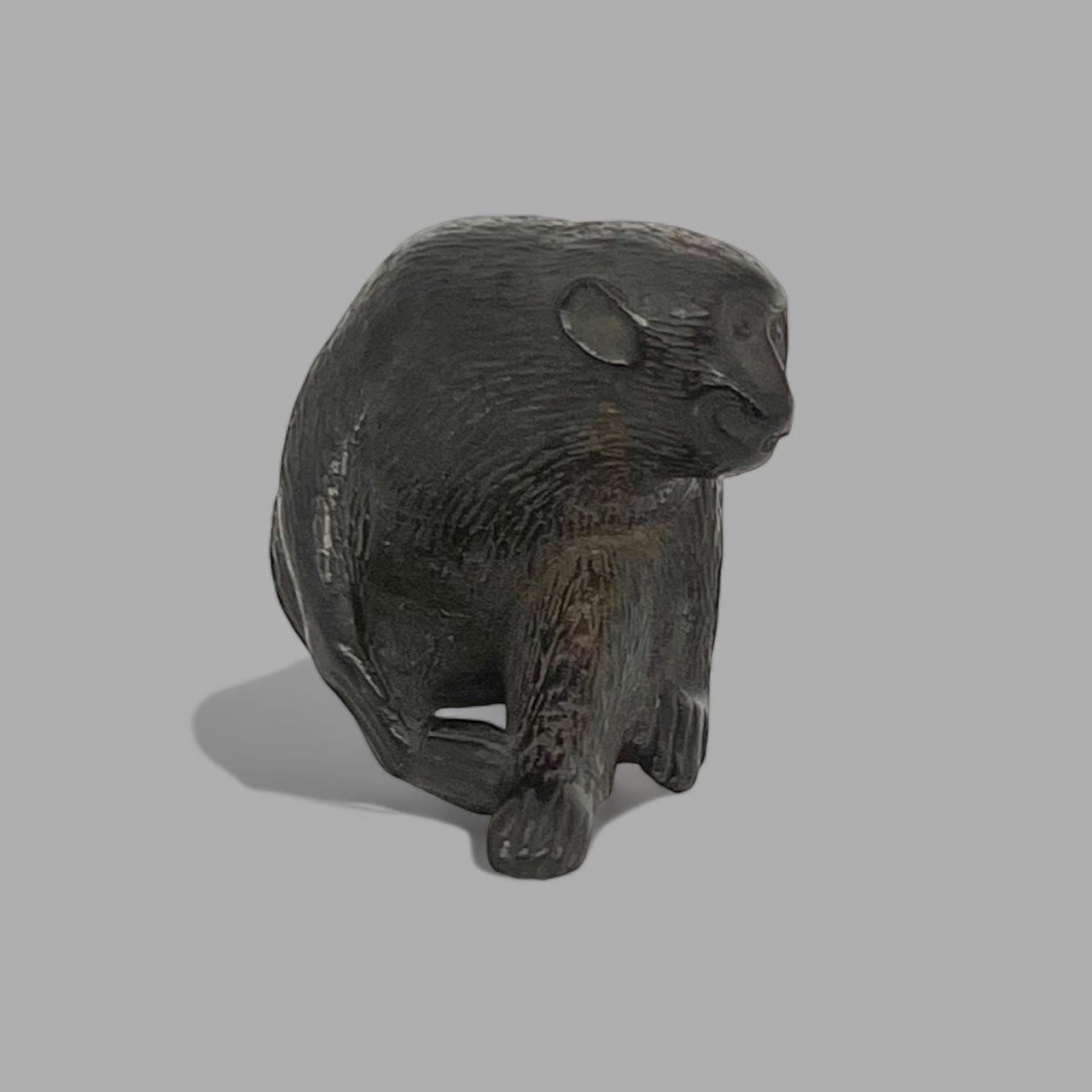 A MAGNIFICENT WOODEN NETSUKE OF A MONKEY. Edo period. In Good Condition For Sale In London, GB