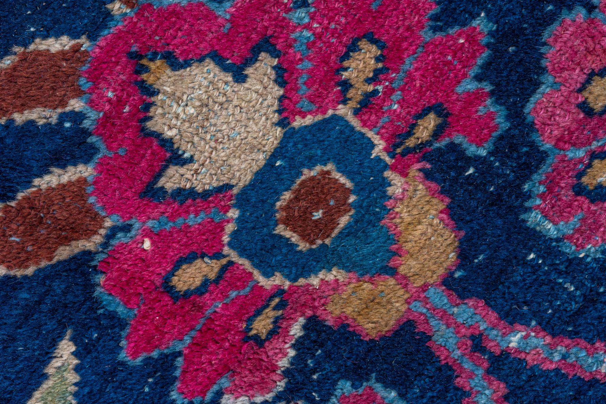 A Mahal Rug circa 1920 In Good Condition For Sale In Philadelphia, PA