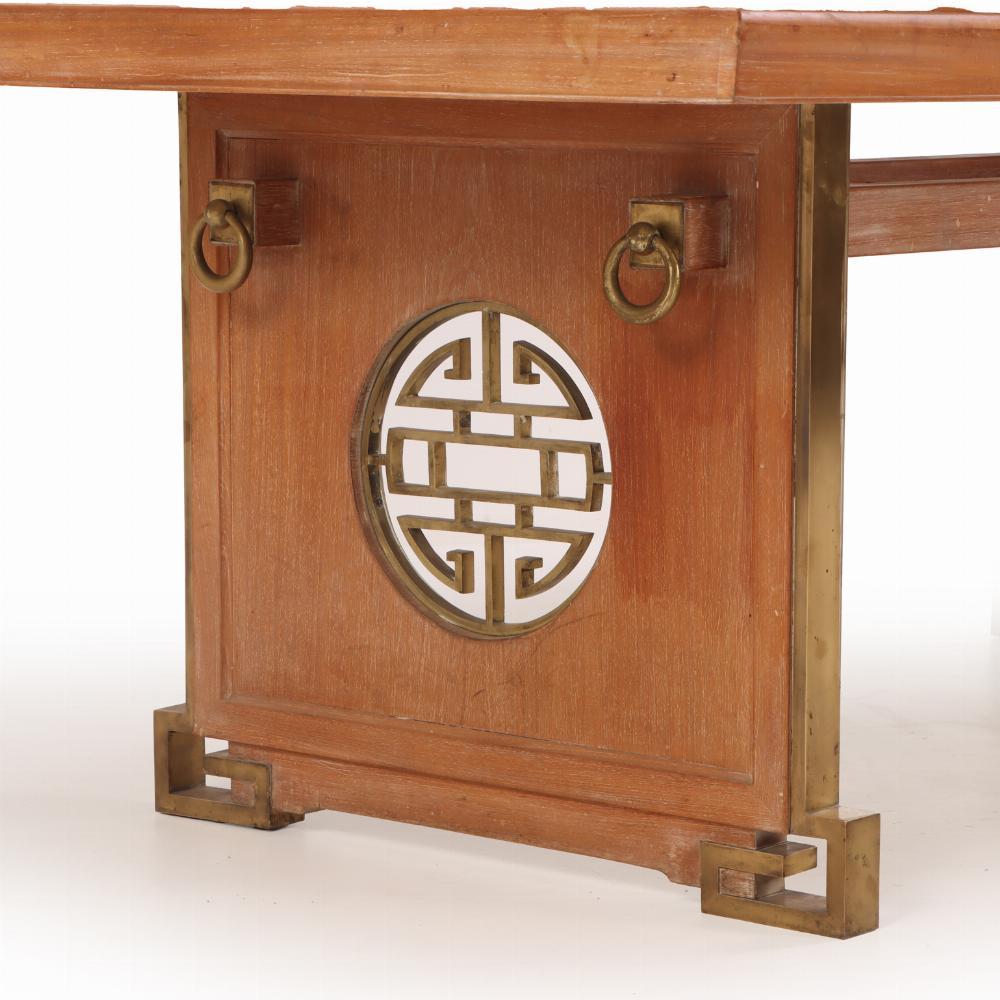 Une table de salle à manger audacieuse, fabriquée en acajou avec des accents de bronze frappants, dans le style distinctif de James Mont, vers 1950. La silhouette spectaculaire de la table reflète le mélange de glamour Hollywood Regency et de design