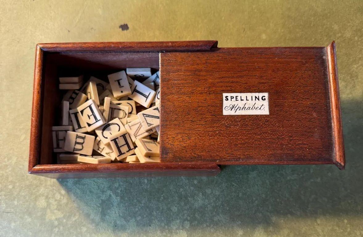 Caja de Caoba con Letras de Hueso del Alfabeto, Escocesa, Siglo XIX Tallado en venta