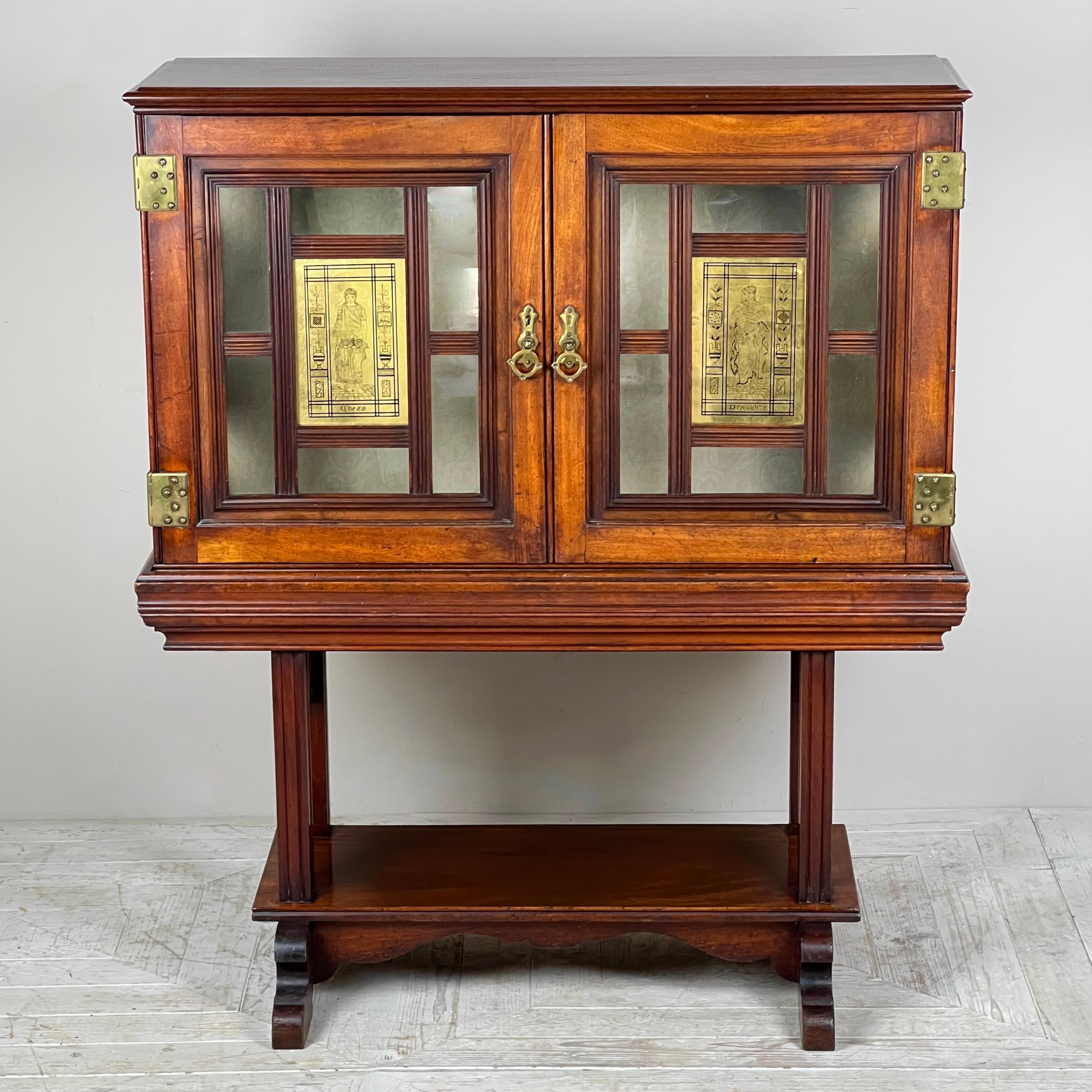 Una bella vetrina in mogano del 1900 circa, probabilmente un pezzo di transizione con influenze del precedente Aesthetic Movement. Il mobile presenta linee pulite, dettagli eleganti e una ricca tonalità di mogano. La parte superiore, con un disegno