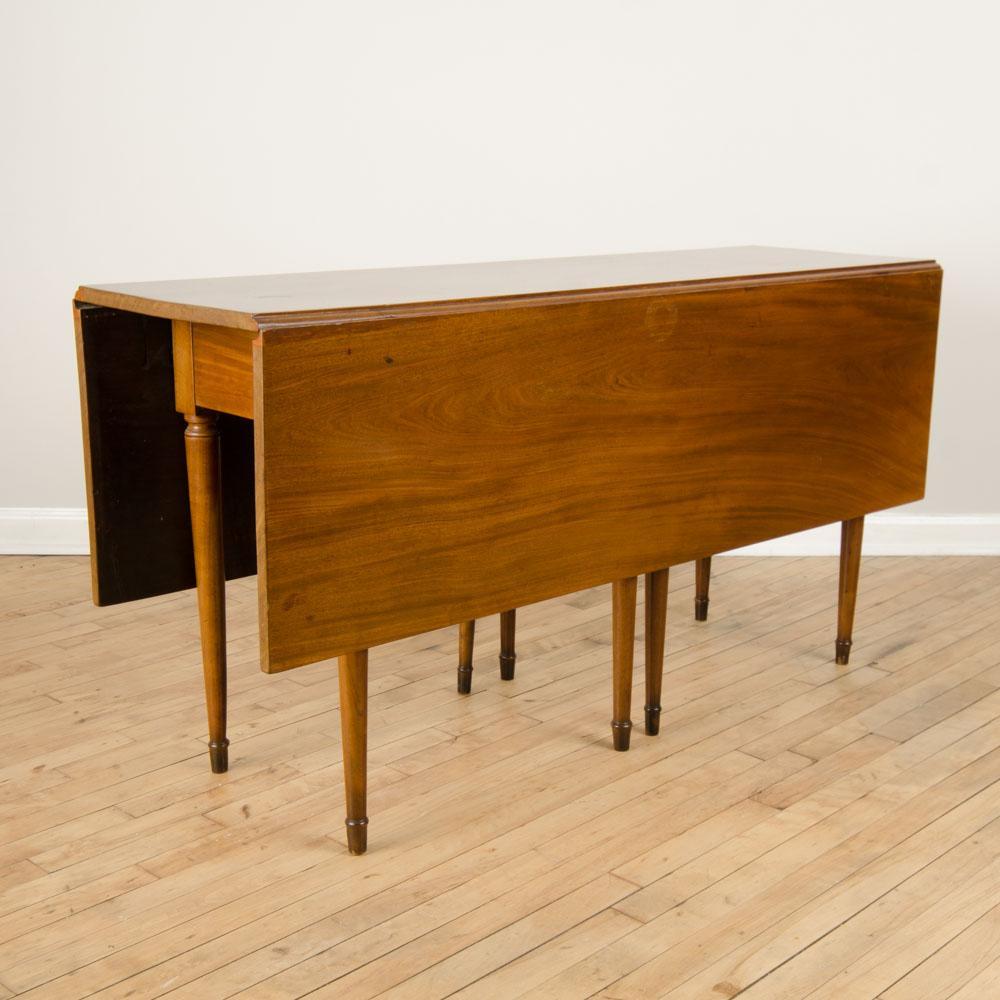 A mahogany drop leaf table. 1950's In Good Condition For Sale In Philadelphia, PA