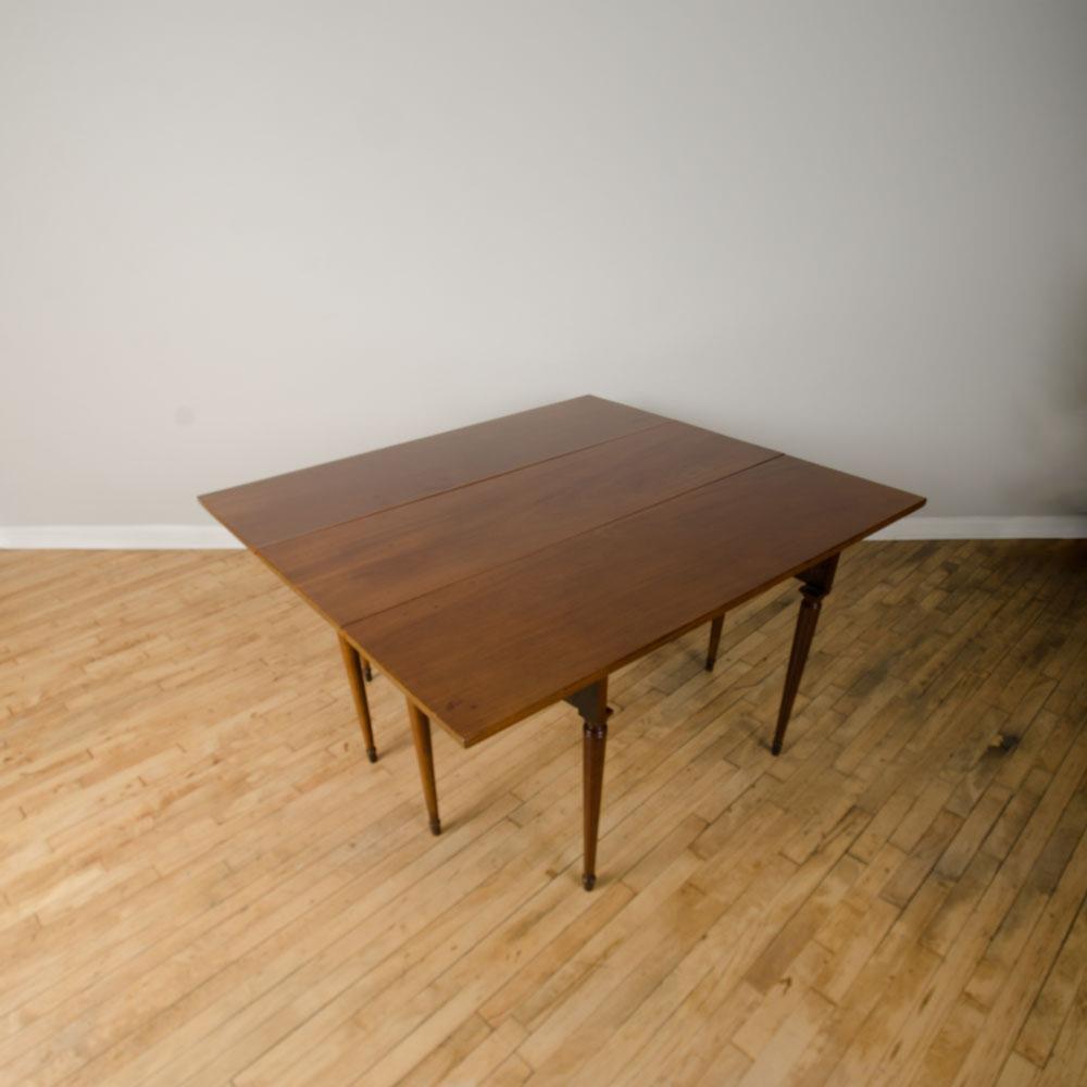 A mahogany drop leaf table. 1950's For Sale 1