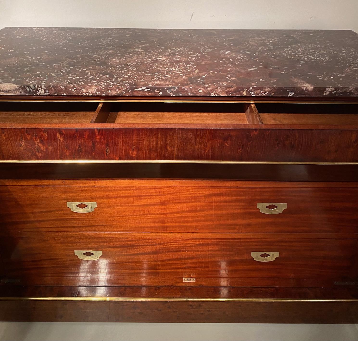 A mahogany Empire commode à l'anglaise, Attributed to Jacob Frères For Sale 4