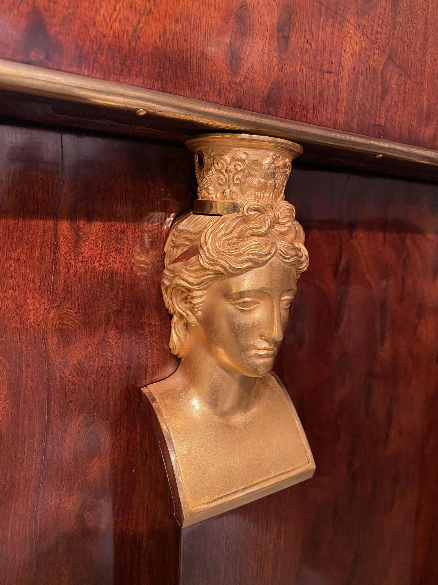 A mahogany Empire commode à l'anglaise, Attributed to Jacob Frères For Sale 6