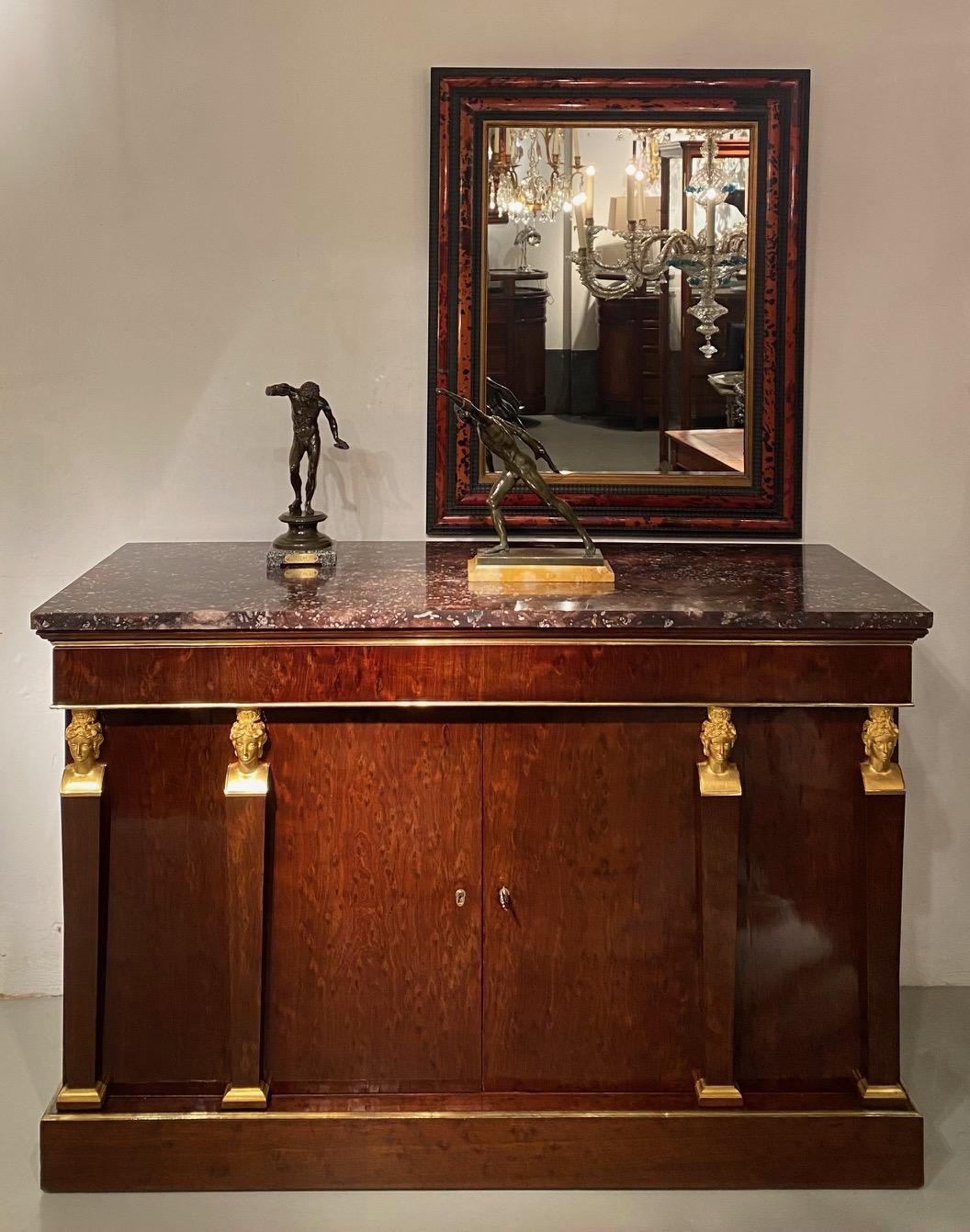 A mahogany Empire commode à l'anglaise, Attributed to Jacob Frères For Sale 7