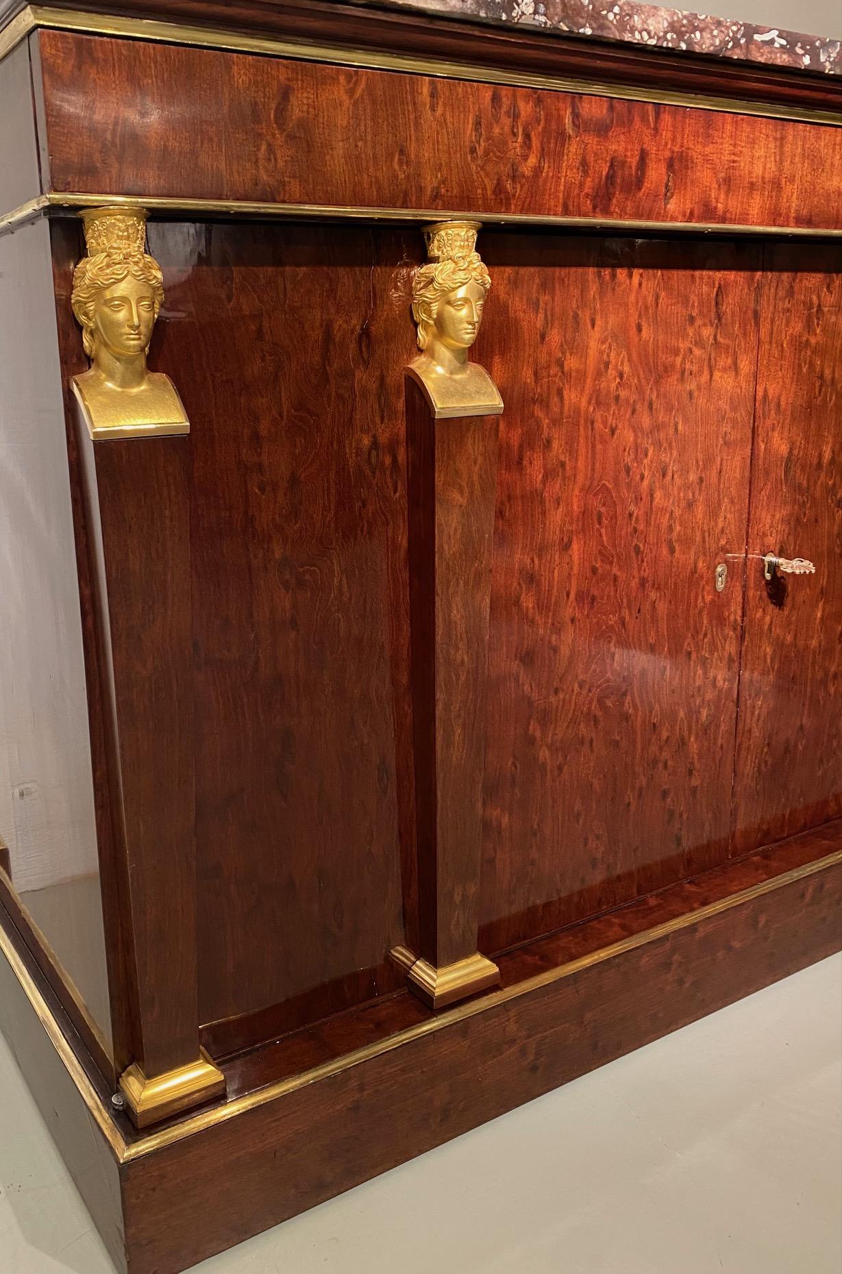 A mahogany Empire commode à l'anglaise, Attributed to Jacob Frères In Good Condition For Sale In Wijnegem, BE