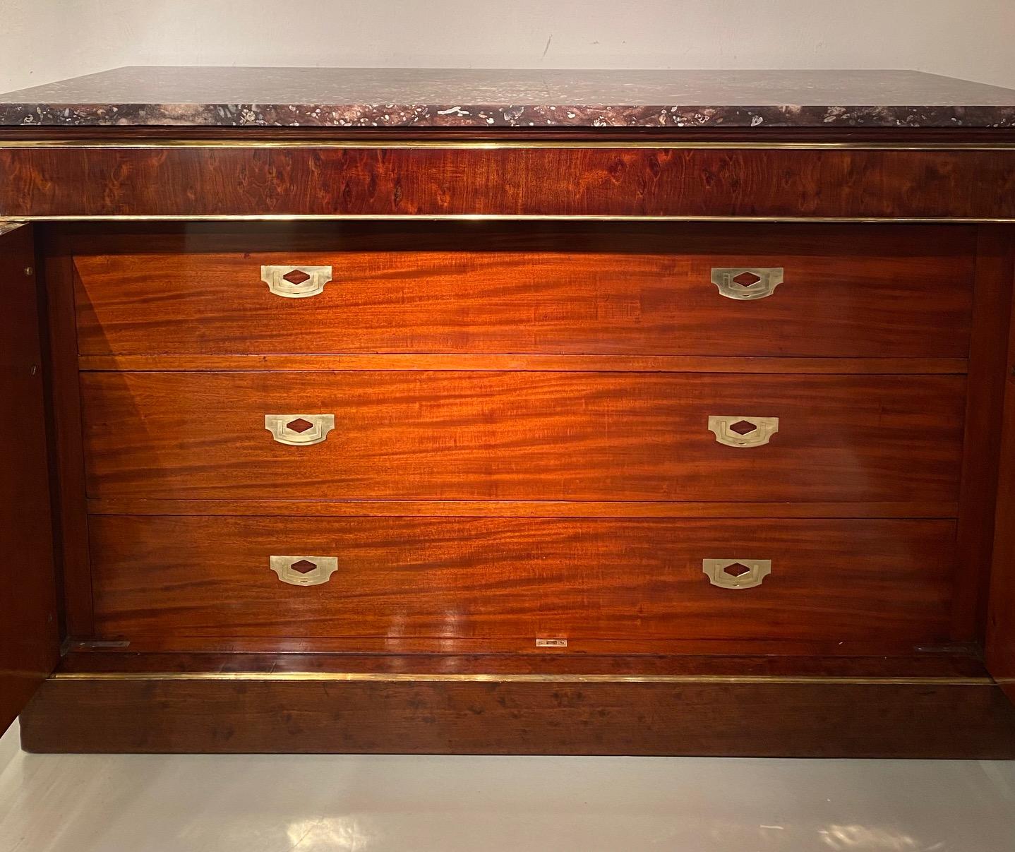 A mahogany Empire commode à l'anglaise, Attributed to Jacob Frères For Sale 1