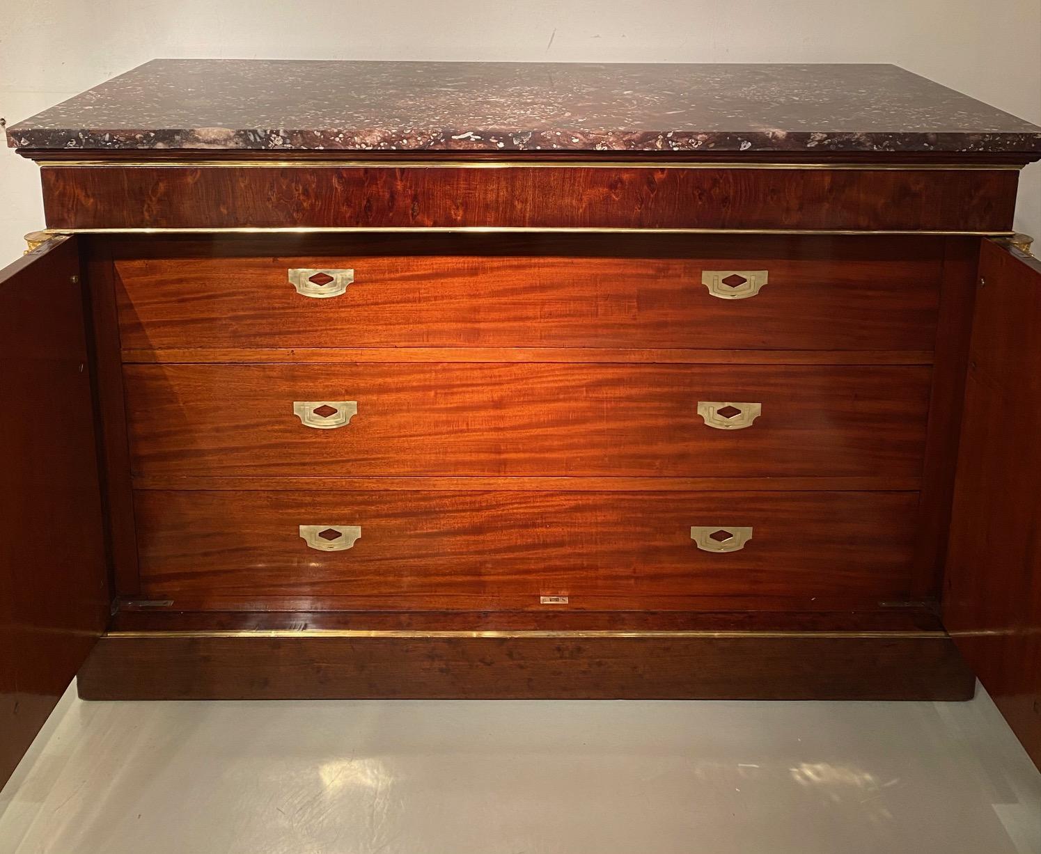 A mahogany Empire commode à l'anglaise, Attributed to Jacob Frères For Sale 2