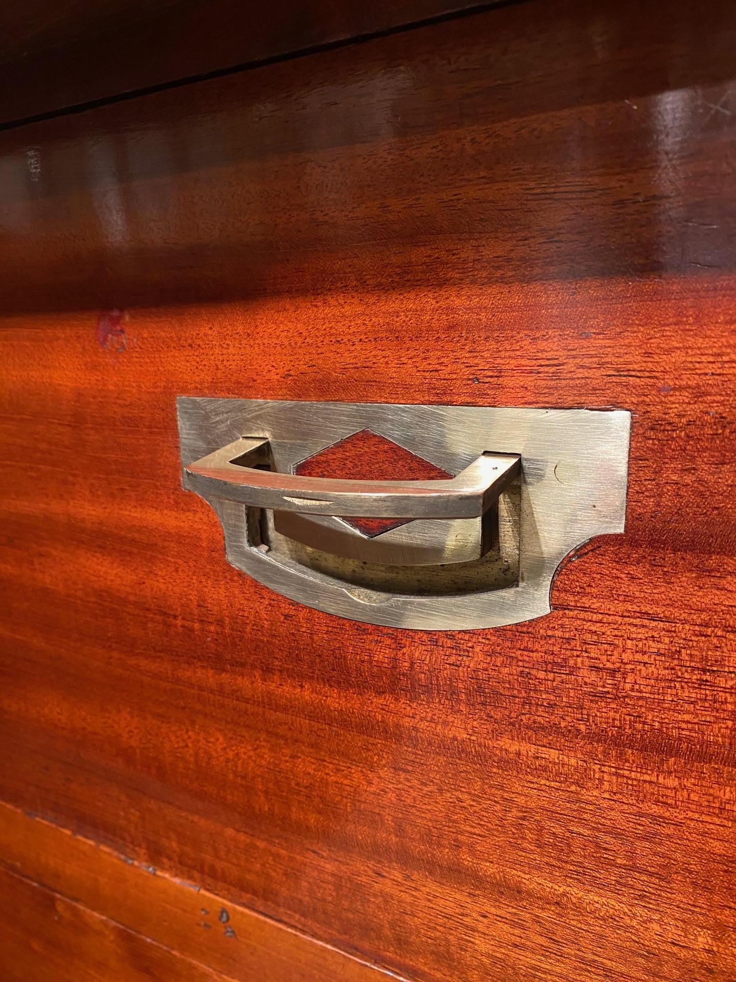 A mahogany Empire commode à l'anglaise, Attributed to Jacob Frères For Sale 3