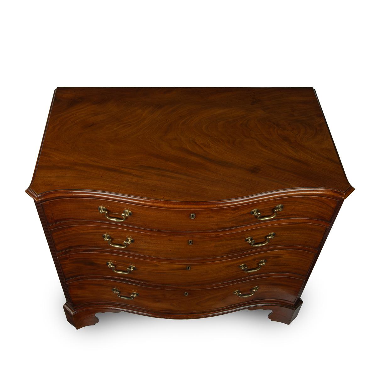 A mahogany four-drawer serpentine chest of drawers For Sale 3
