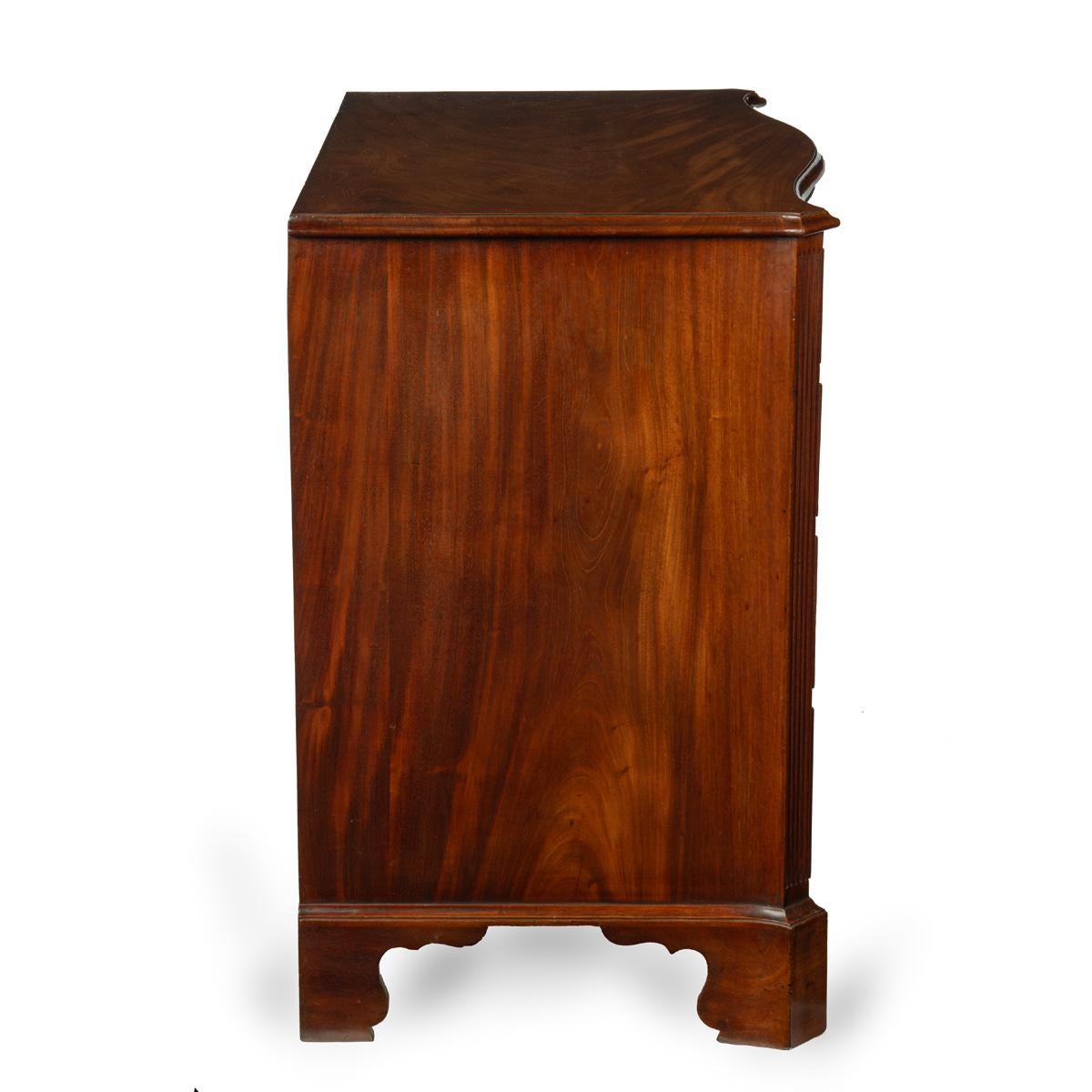 George III A mahogany four-drawer serpentine chest of drawers For Sale