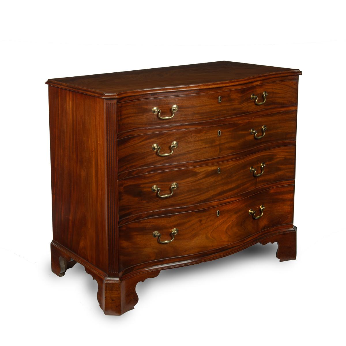 18th Century A mahogany four-drawer serpentine chest of drawers For Sale