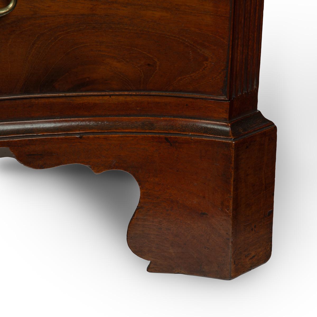 Mahogany A mahogany four-drawer serpentine chest of drawers For Sale