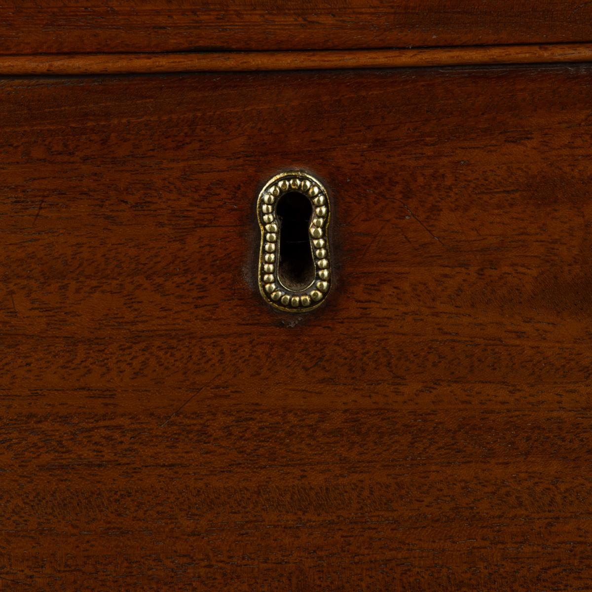 A mahogany four-drawer serpentine chest of drawers For Sale 1