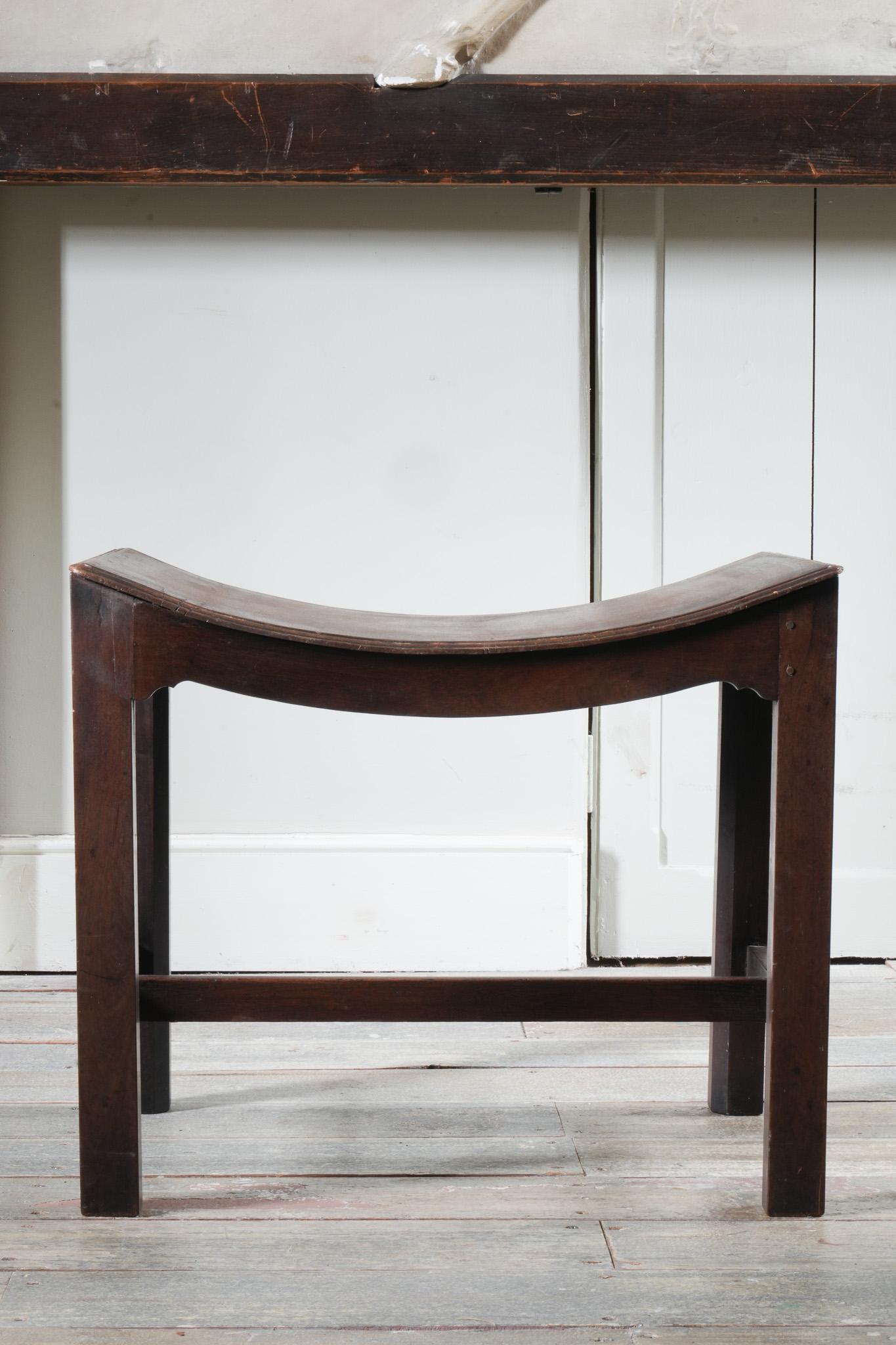 A mahogany George III Stool In Good Condition For Sale In Conwy, GB
