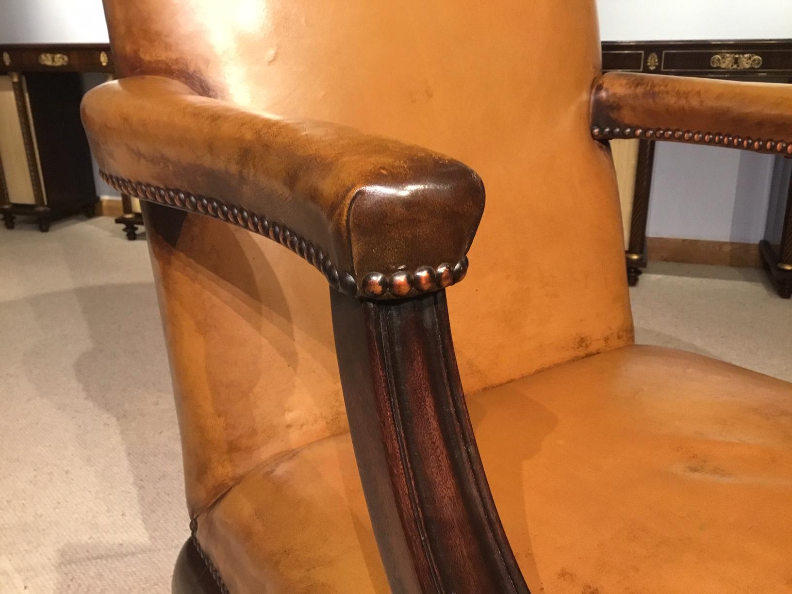 Early 20th Century Mahogany and Leather George III Style Gainsborough Armchair For Sale