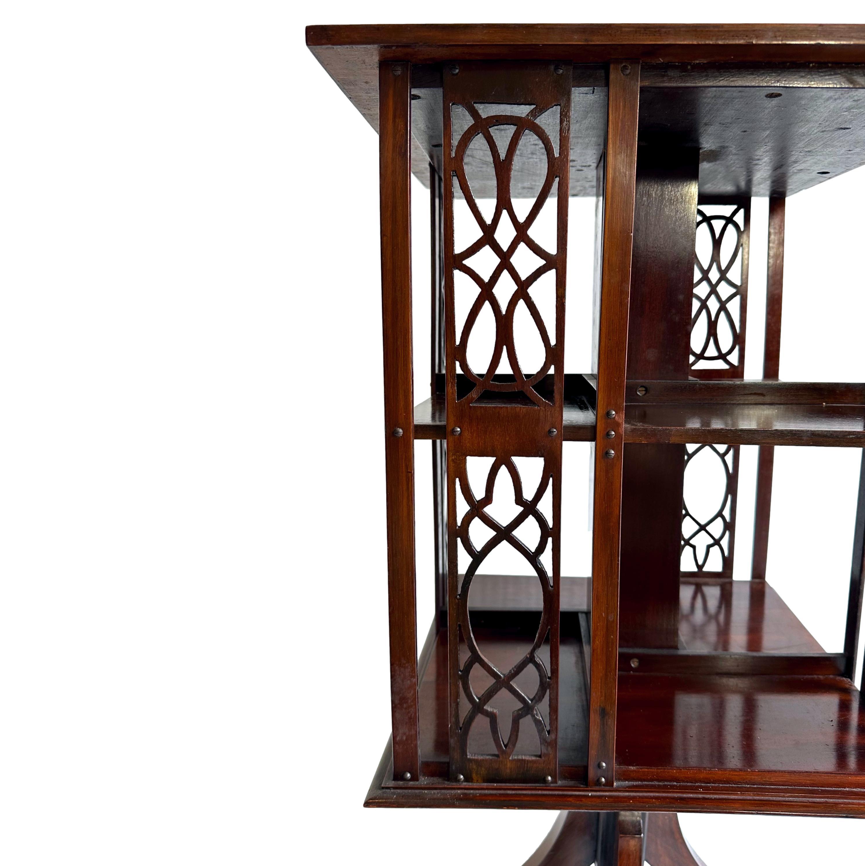 Ein sich drehbares Mahagoni-Bücherregal mit Seidenholz-Intarsien, englisch, um 1900 (Englisch) im Angebot