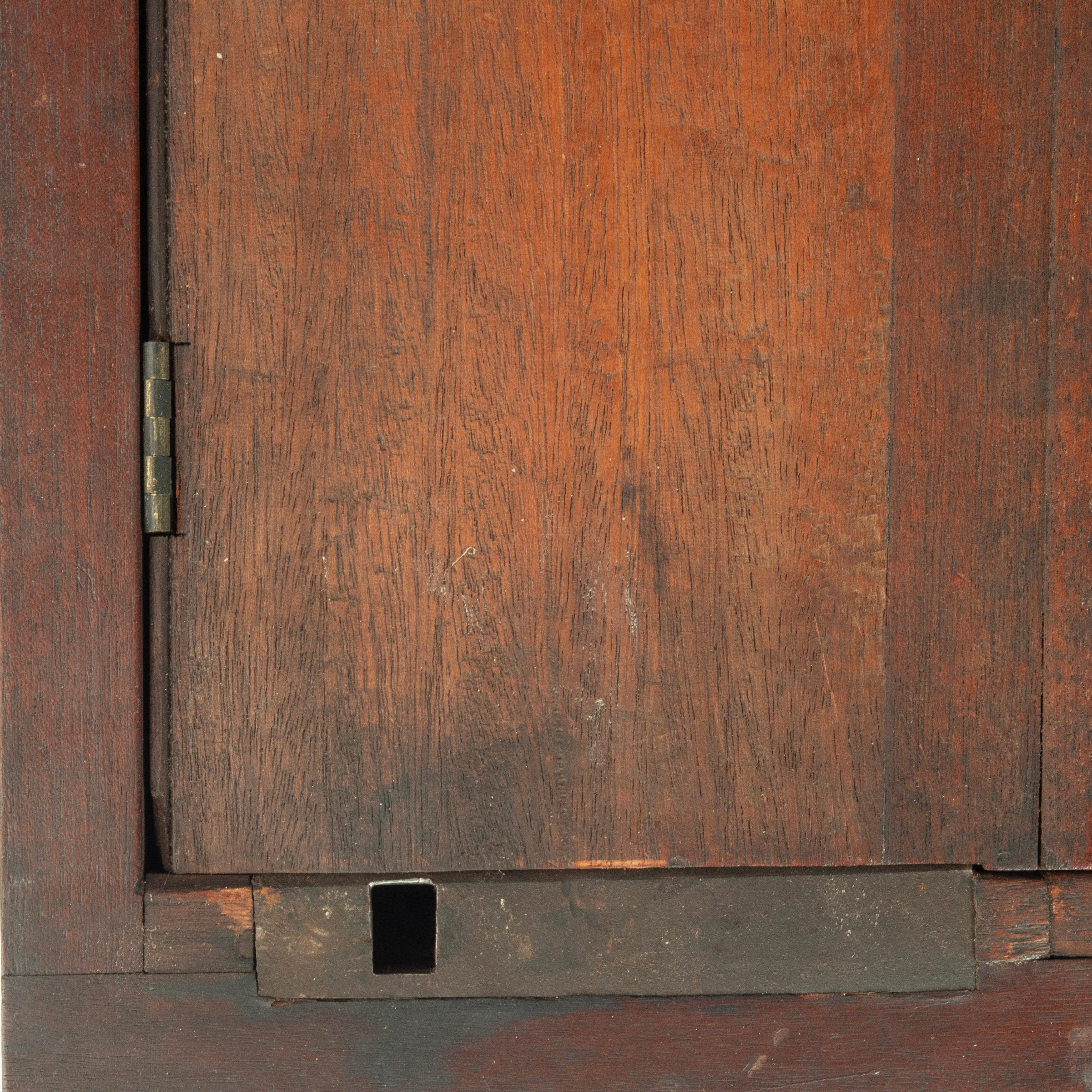 Eine Mahagoni-Tresorschatulle, hergestellt für die Ovenden Female Society, gegründet im Mai 1809, mit tiefer, rechteckiger Form, aufklappbarem Deckel, drei Messingschlössern, Tragegriffen aus Messing und einer aufgelegten Messingplakette mit der