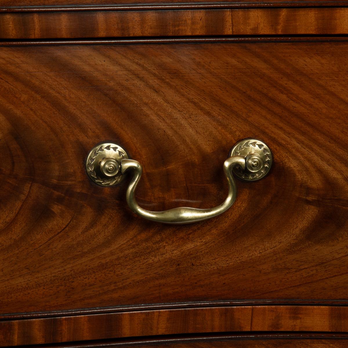 A mahogany three-drawer serpentine chest of drawers, attributed to Henry Hill In Good Condition For Sale In Lymington, Hampshire