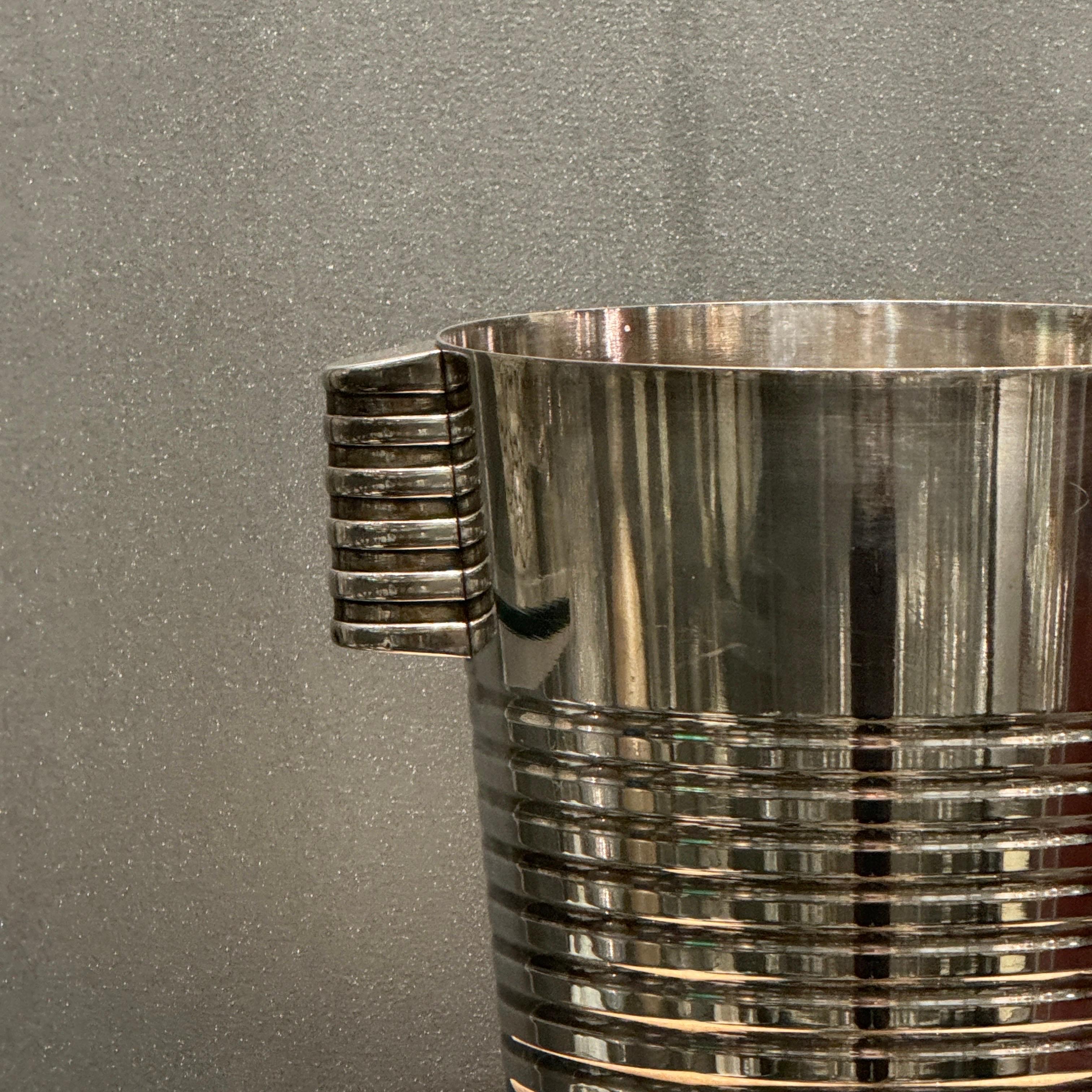 La Cubitera de Champán Ondulaciones es un marcado diseño Art Déco de Fjerdinstad del periodo Art Déci .

La plata chapada está en excelente estado, al igual que las marcas de orfebrería .

El cubo mide 20 cm de alto, 19 vm de ancho y 19 vm de fondo.