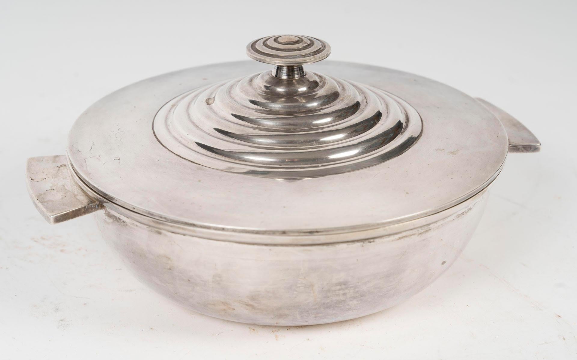 Une coupe couverte en argent plaqué de la Maison Christofle, 1940-1950.

Une coupe couverte en argent plaqué de la Maison Christofle, vers 1940-1950.
H : 12cm. L : 25cm, P : 21cm
