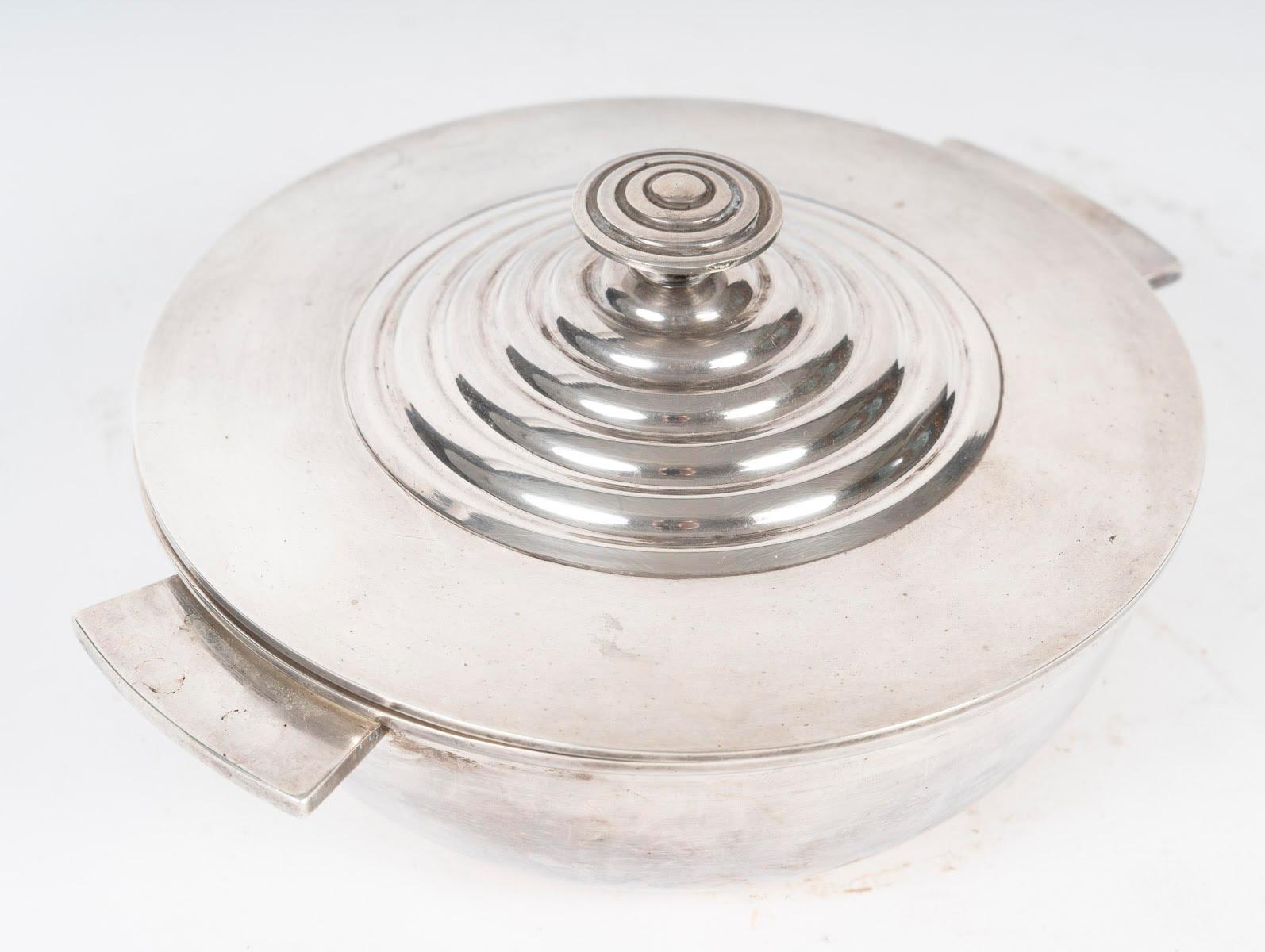 Français Bol couvert en métal argenté de la Maison Christofle, 1940-1950. en vente