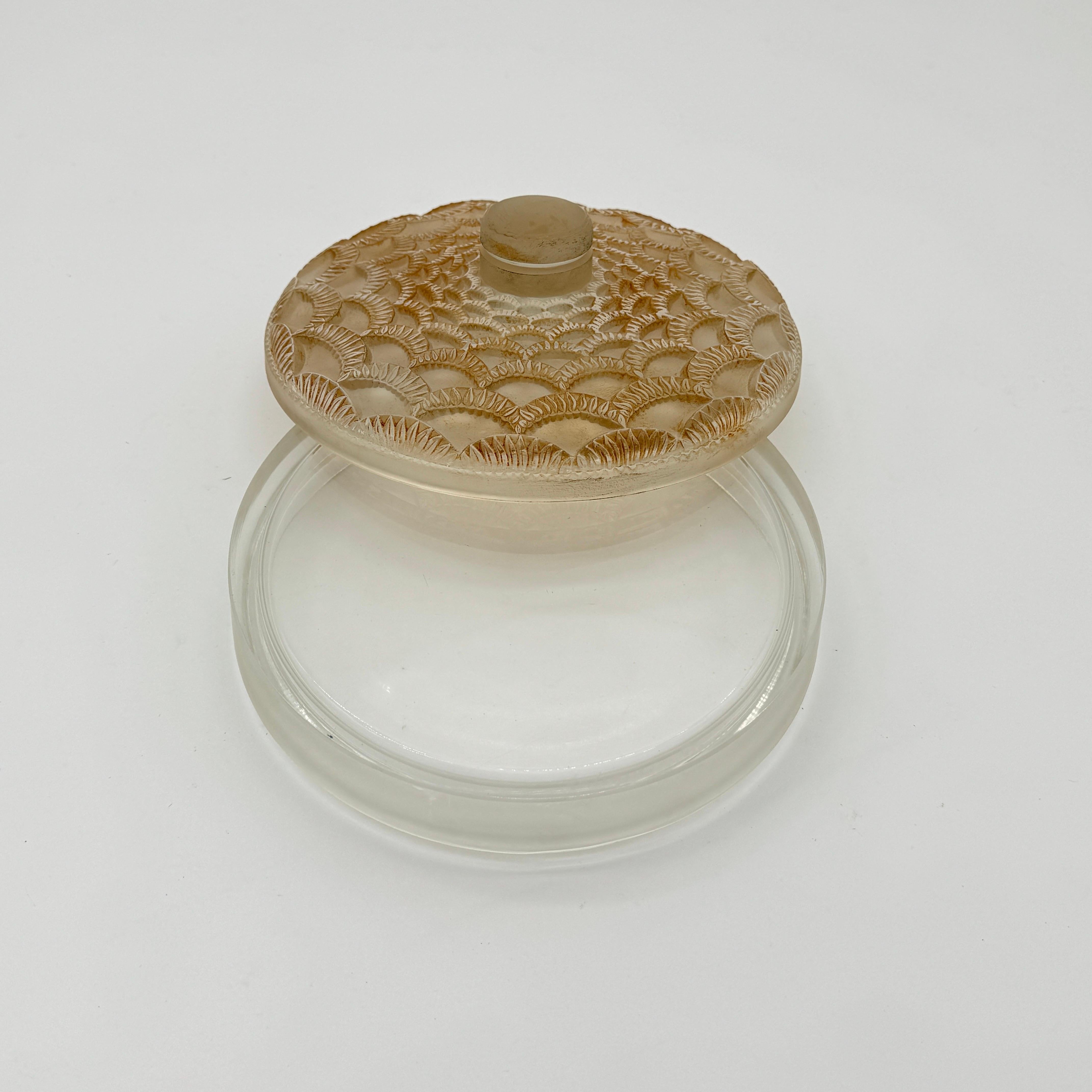 A  Maison Lalique Festons-Glasschachteln aus Glas. (Geformt) im Angebot