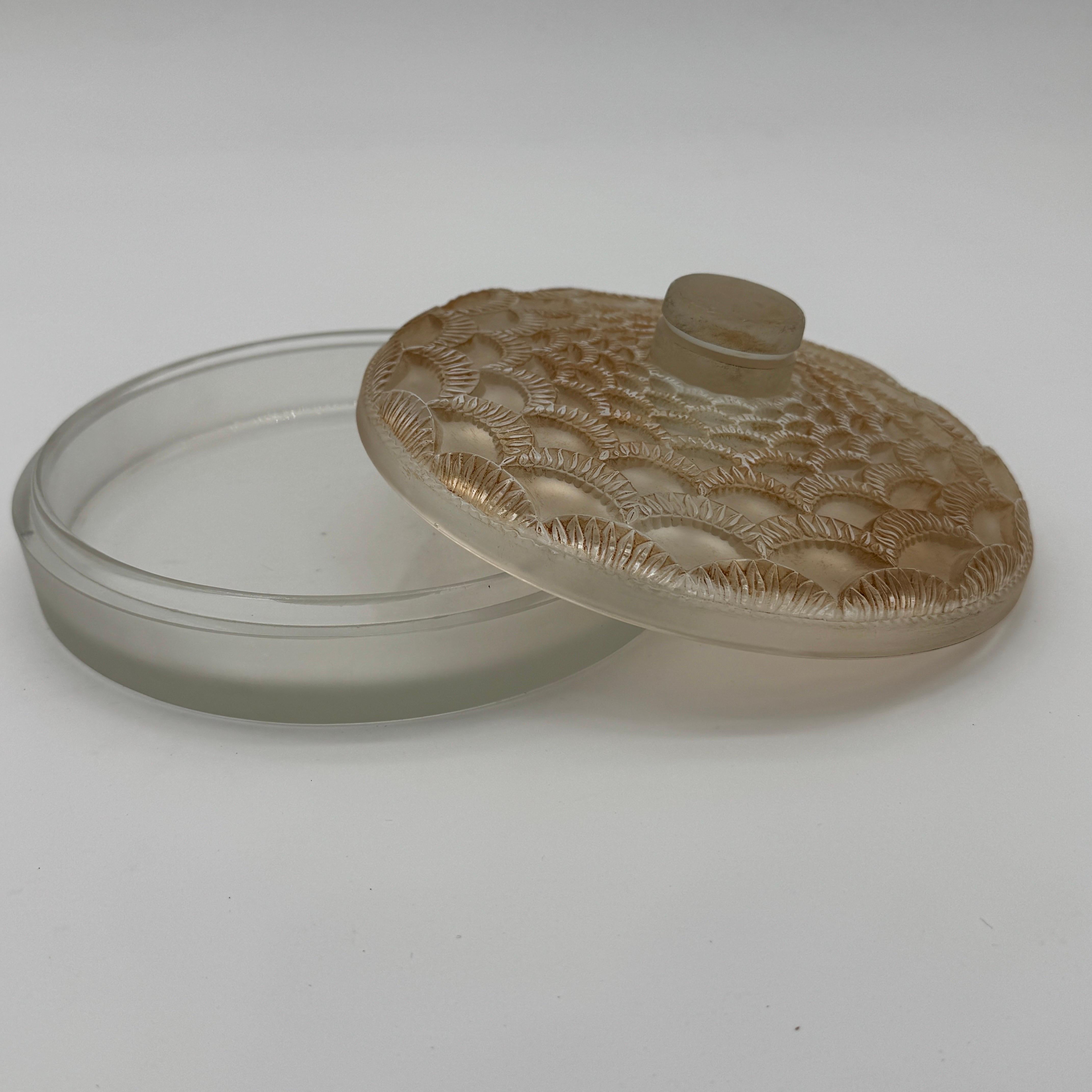 A  Maison Lalique Festons-Glasschachteln aus Glas. (Mitte des 20. Jahrhunderts) im Angebot