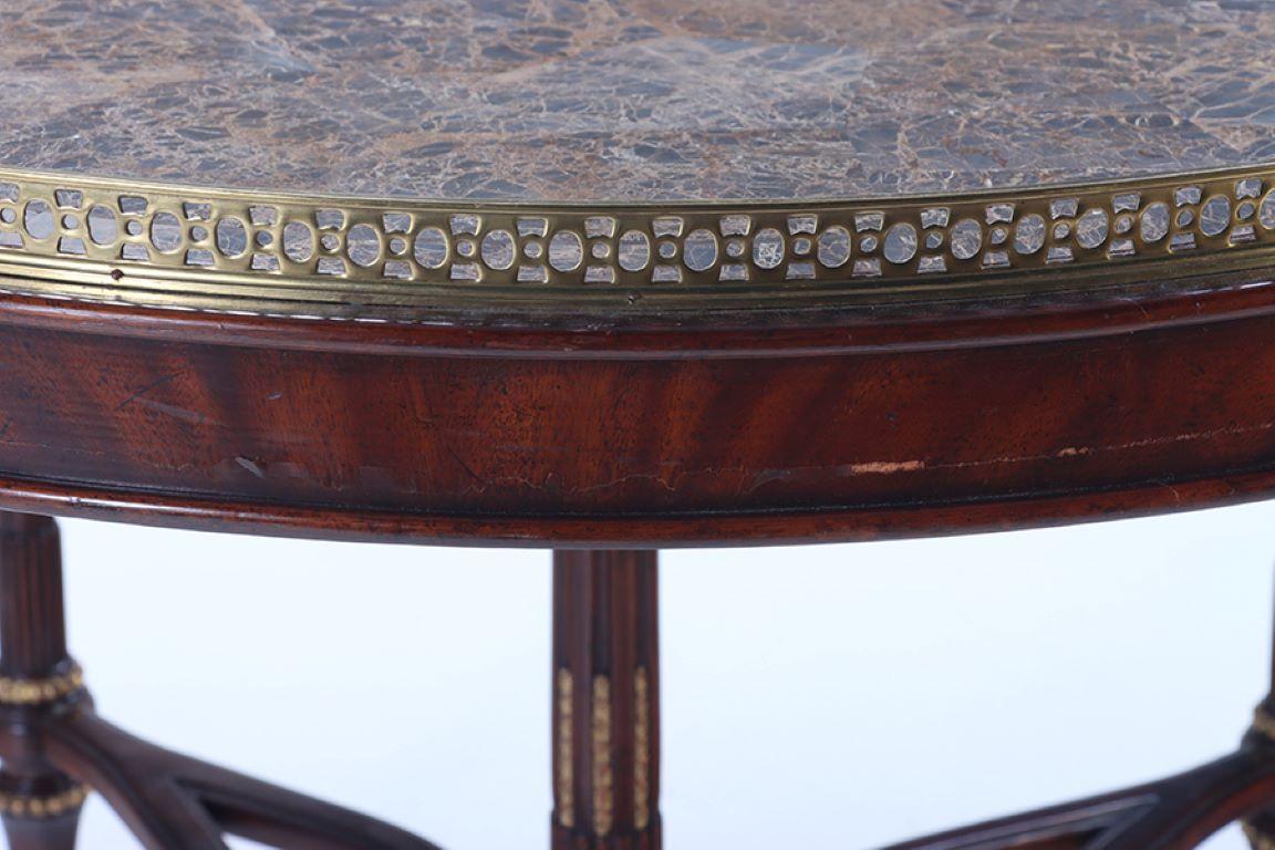 A Maitland smith crotch mahogany center table having a tessellated marble top In Good Condition For Sale In Philadelphia, PA