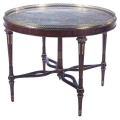 Table centrale en acajou crocheté de Maitland Smith avec un plateau en marbre tesselé