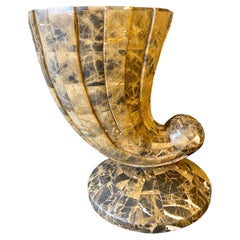 Maitland Smith Marmor-Vase mit Füllhornmotiv 