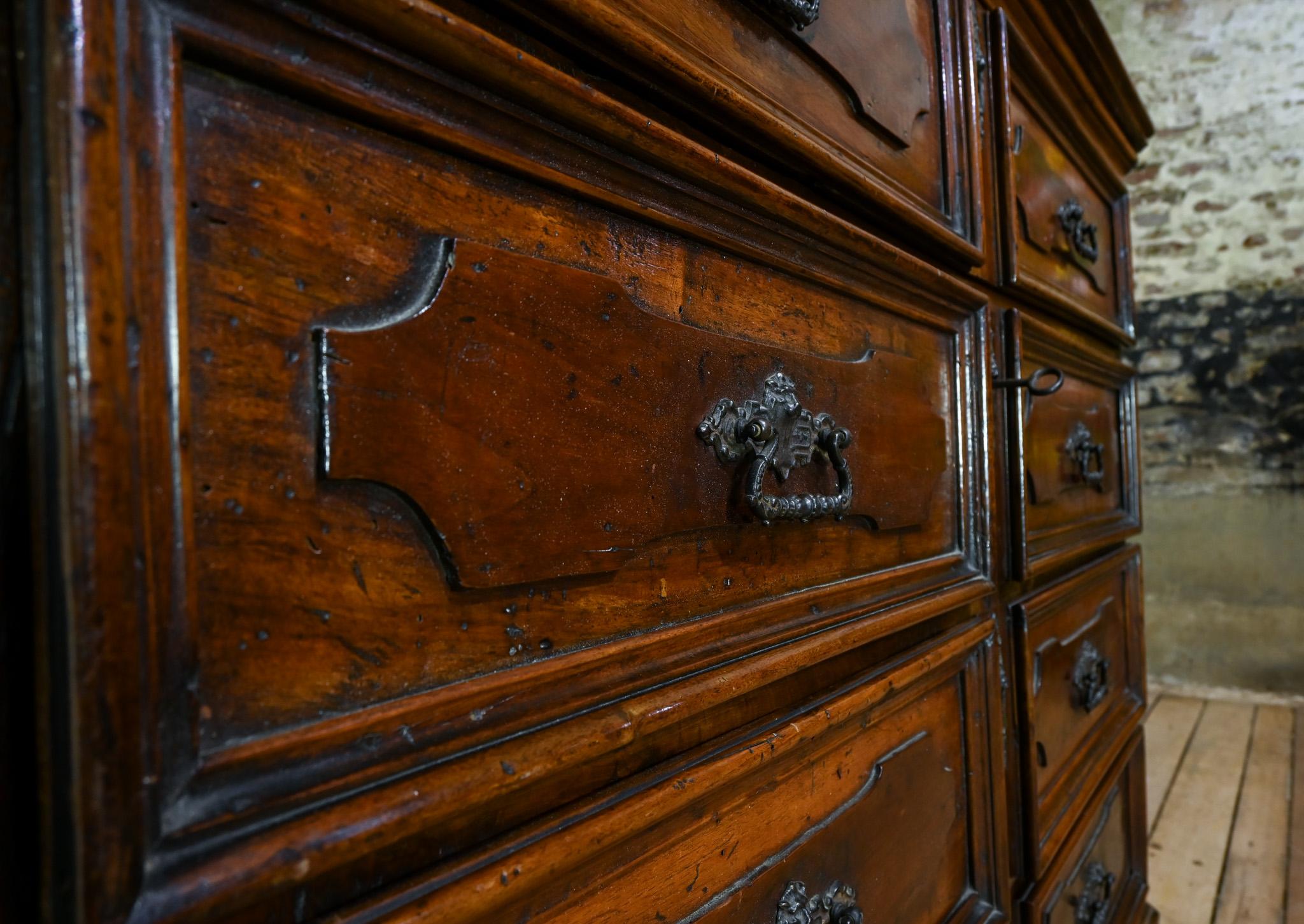 Majestic commode in noce del XVIII secolo proveniente dalla regione dei Lombardi in vendita 4