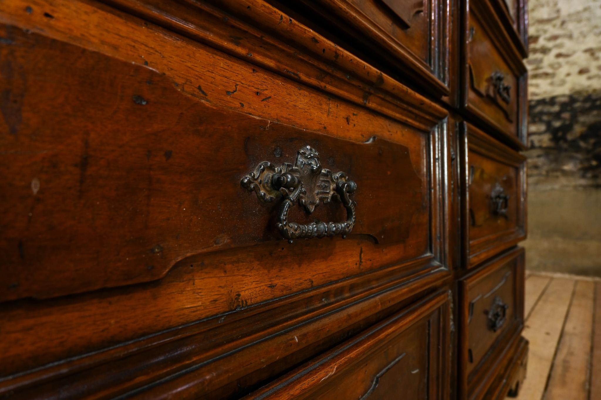 Majestic commode in noce del XVIII secolo proveniente dalla regione dei Lombardi in vendita 7