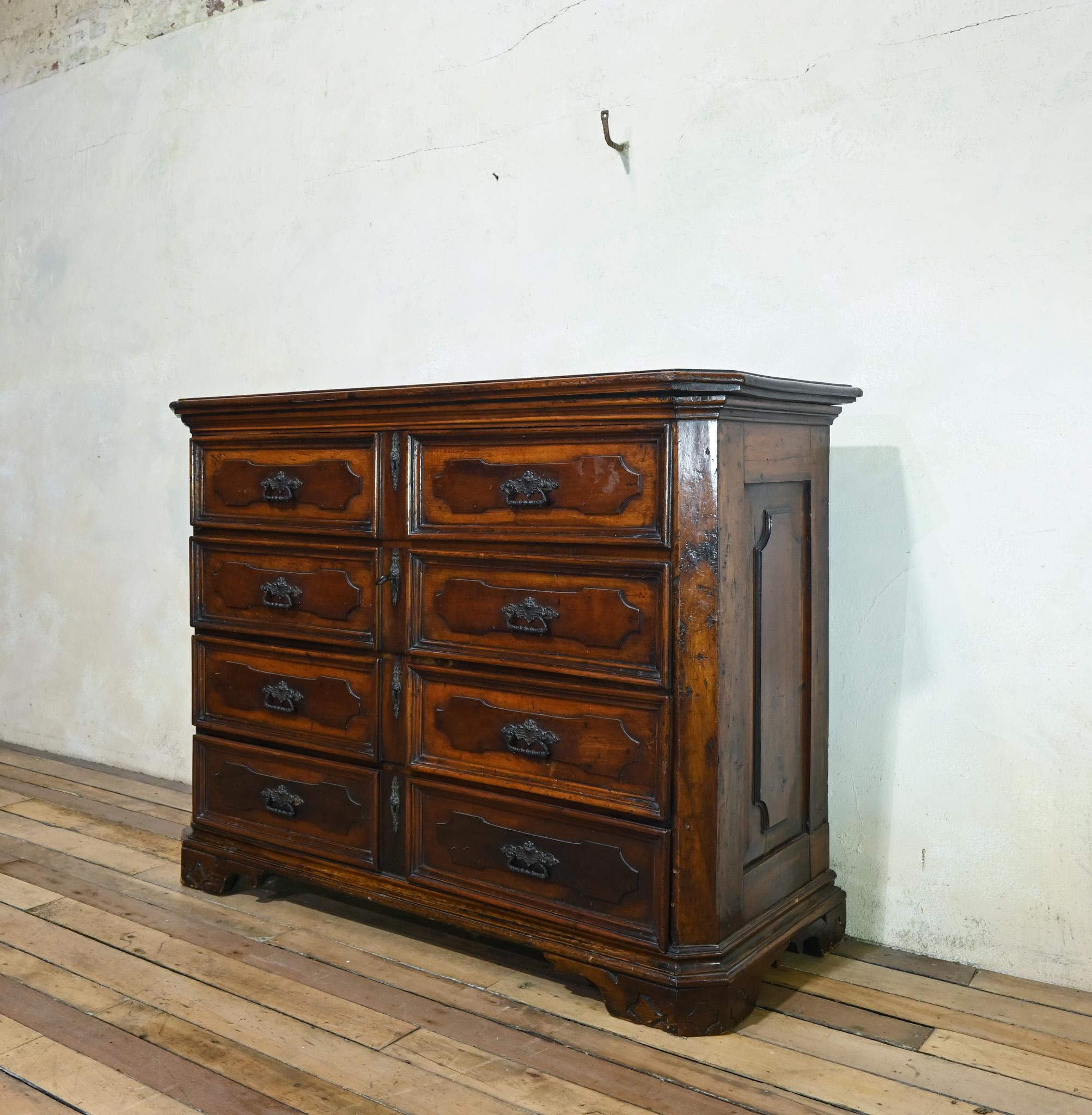 Majestic commode in noce del XVIII secolo proveniente dalla regione dei Lombardi in vendita 8