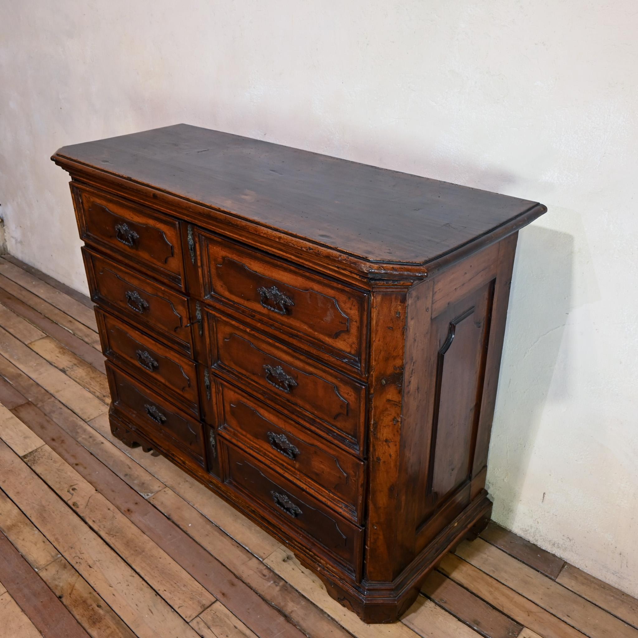 Majestic commode in noce del XVIII secolo proveniente dalla regione dei Lombardi in vendita 9