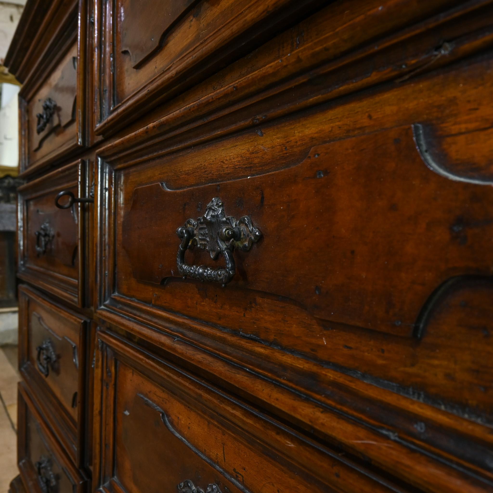 Majestic commode in noce del XVIII secolo proveniente dalla regione dei Lombardi in vendita 10