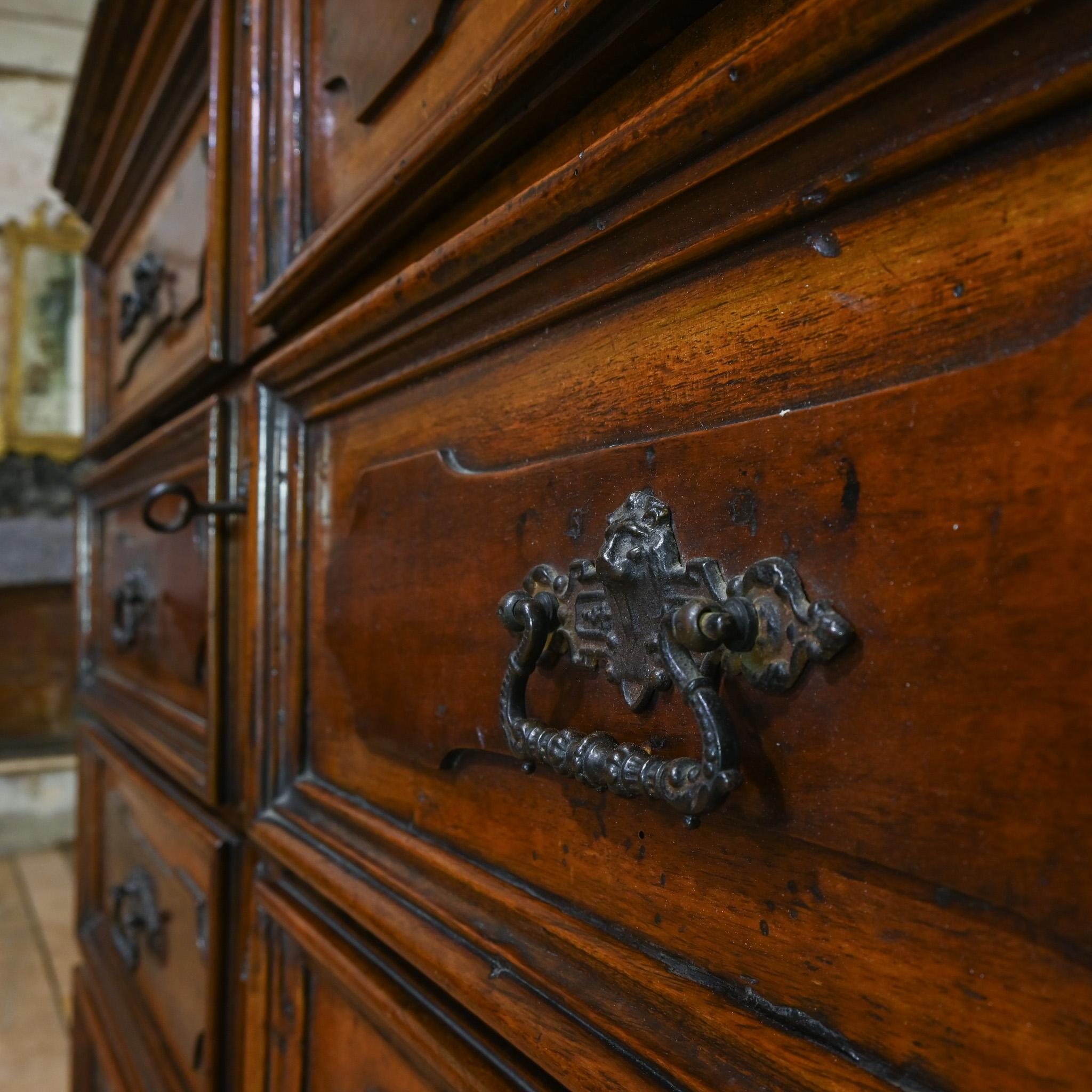 Majestic commode in noce del XVIII secolo proveniente dalla regione dei Lombardi in vendita 11